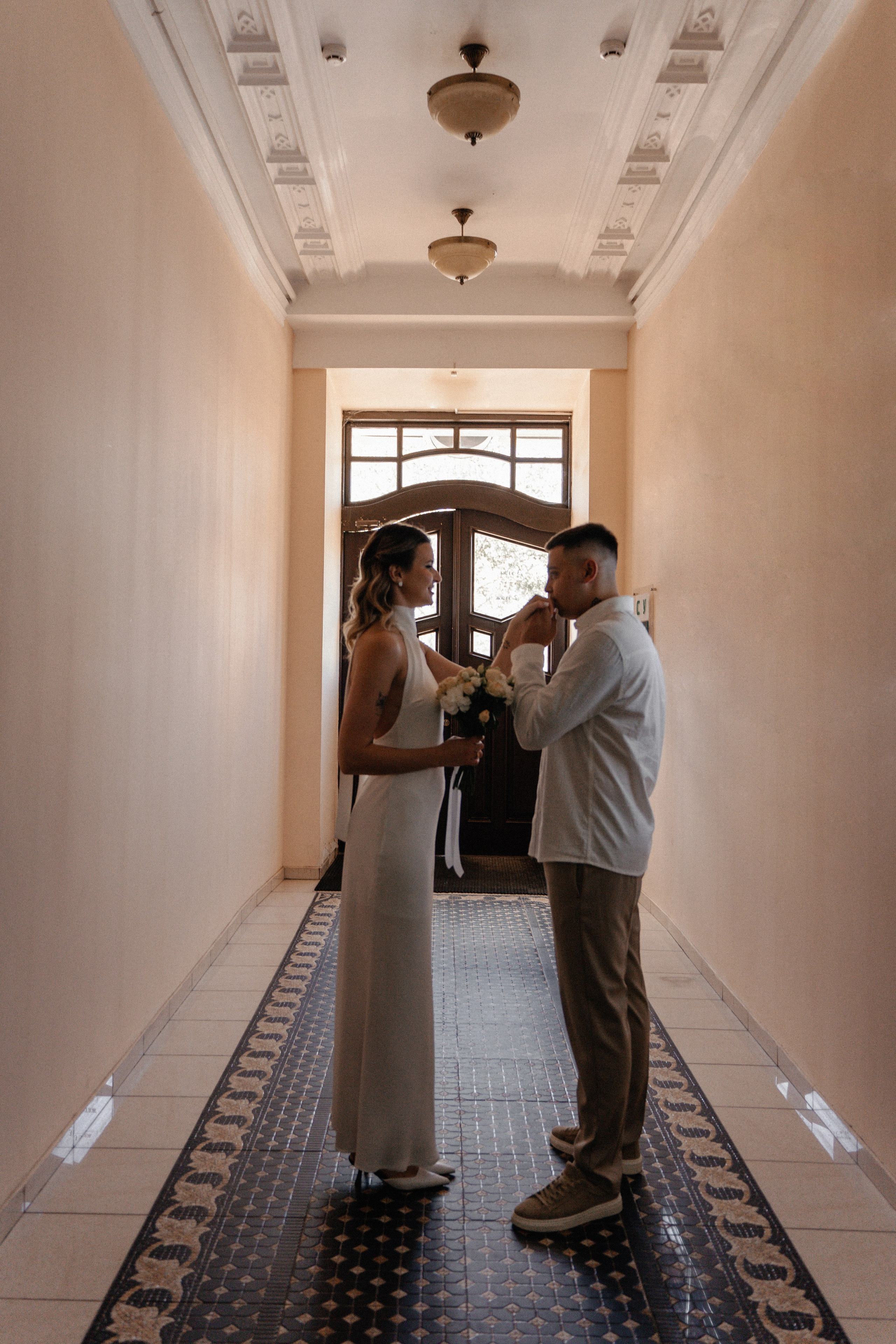 Любовь в одном знаменитом подъезде Минска. Ваш семейный фотограф в Минске — Вика Трегубова