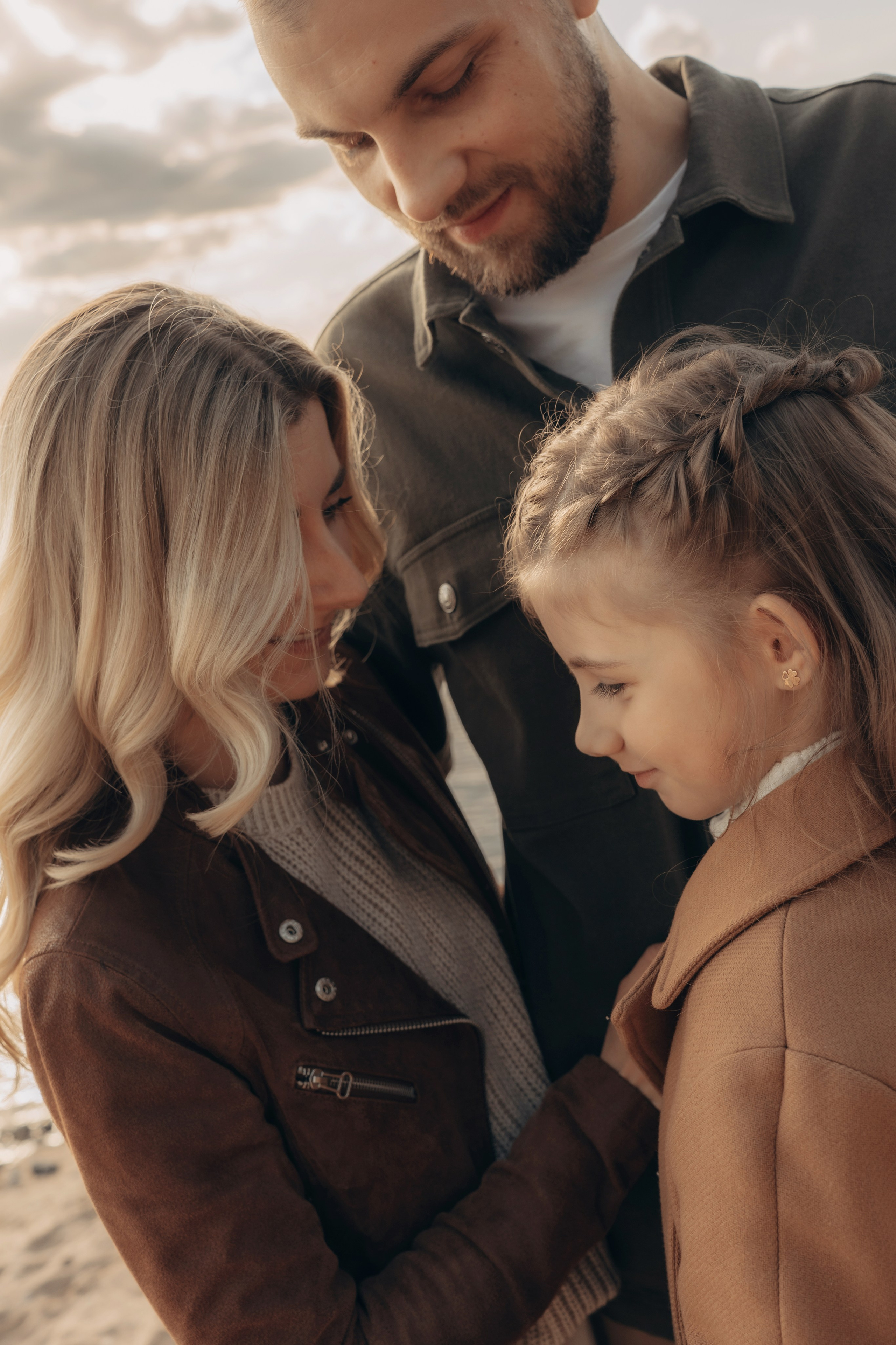 Весеннее тепло семьи на берегу Минского моря. Ваш семейный фотограф в Минске — Вика Трегубова
