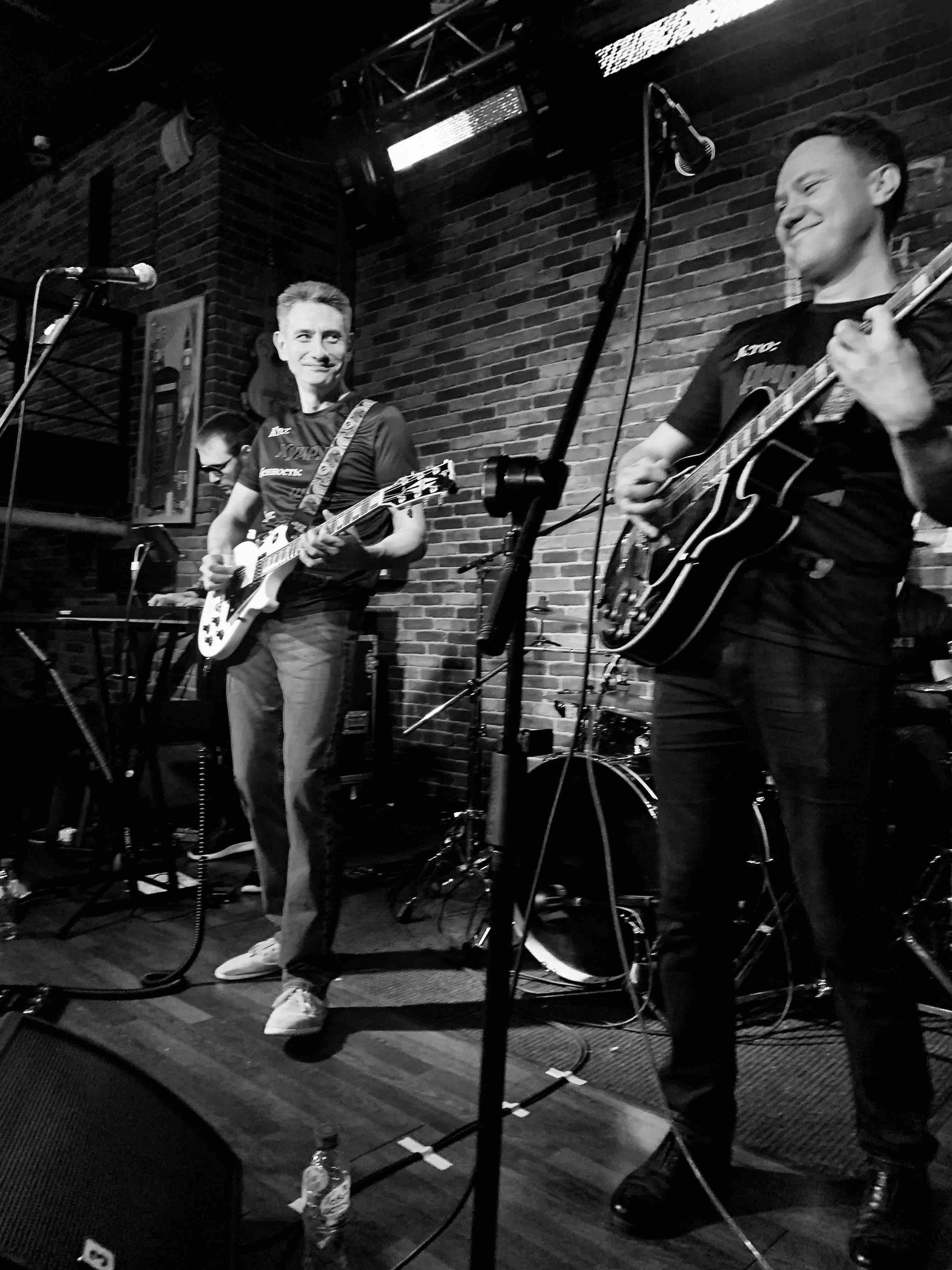 LifePub 16.03.2022. Московская кавер-группа BankBand