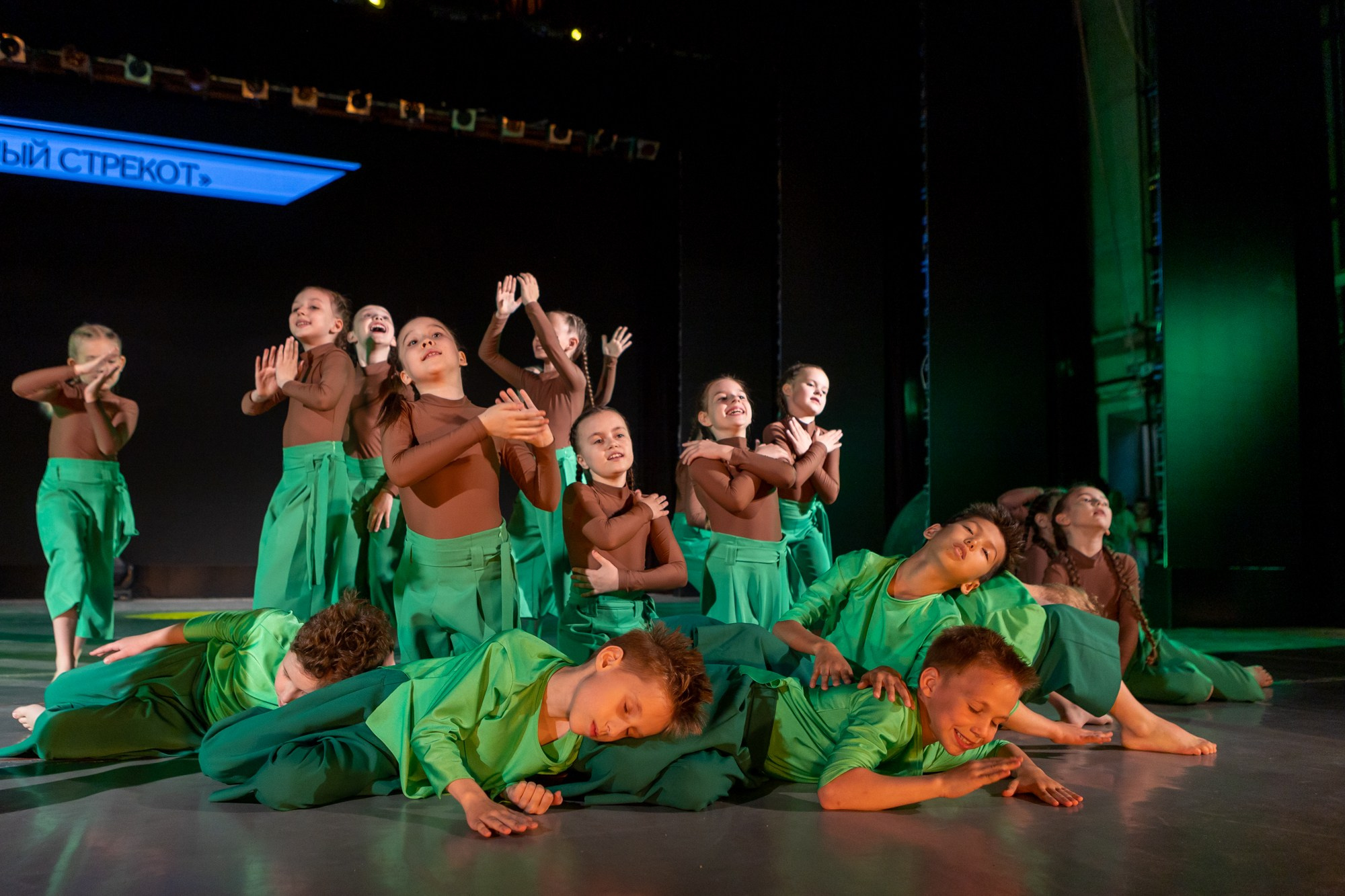 Отчетный концерт Заслуженного коллектива РФ «Жемчужинка» в Оренбурге, ДК «Россия», 2025 г. Фотограф в Оренбурге. Профессиональный фотограф