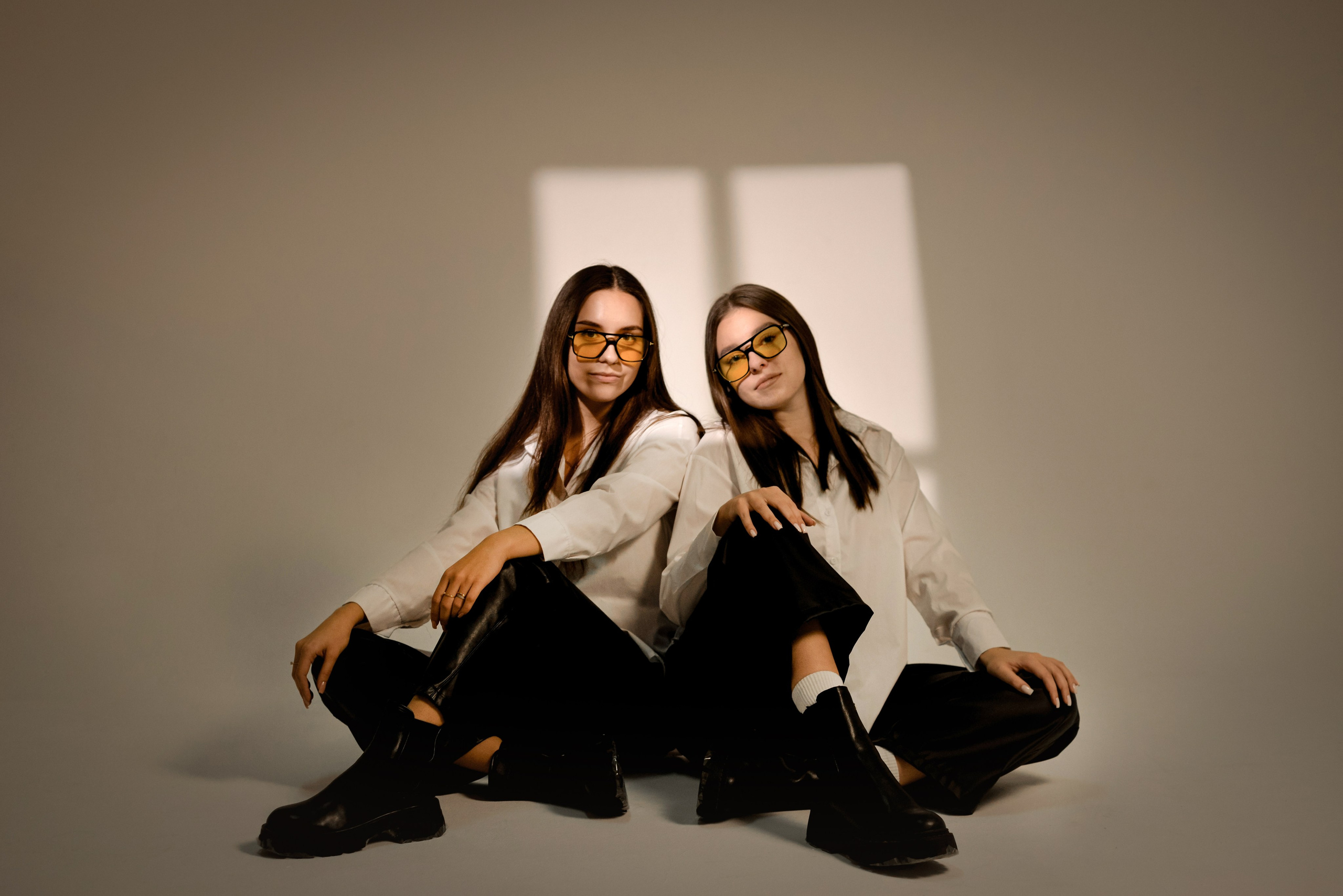 2 подруги на циклораме, Алина и Катя. Семейный и свадебный фотограф Галина Абакумова, фотосессии в Белгороде