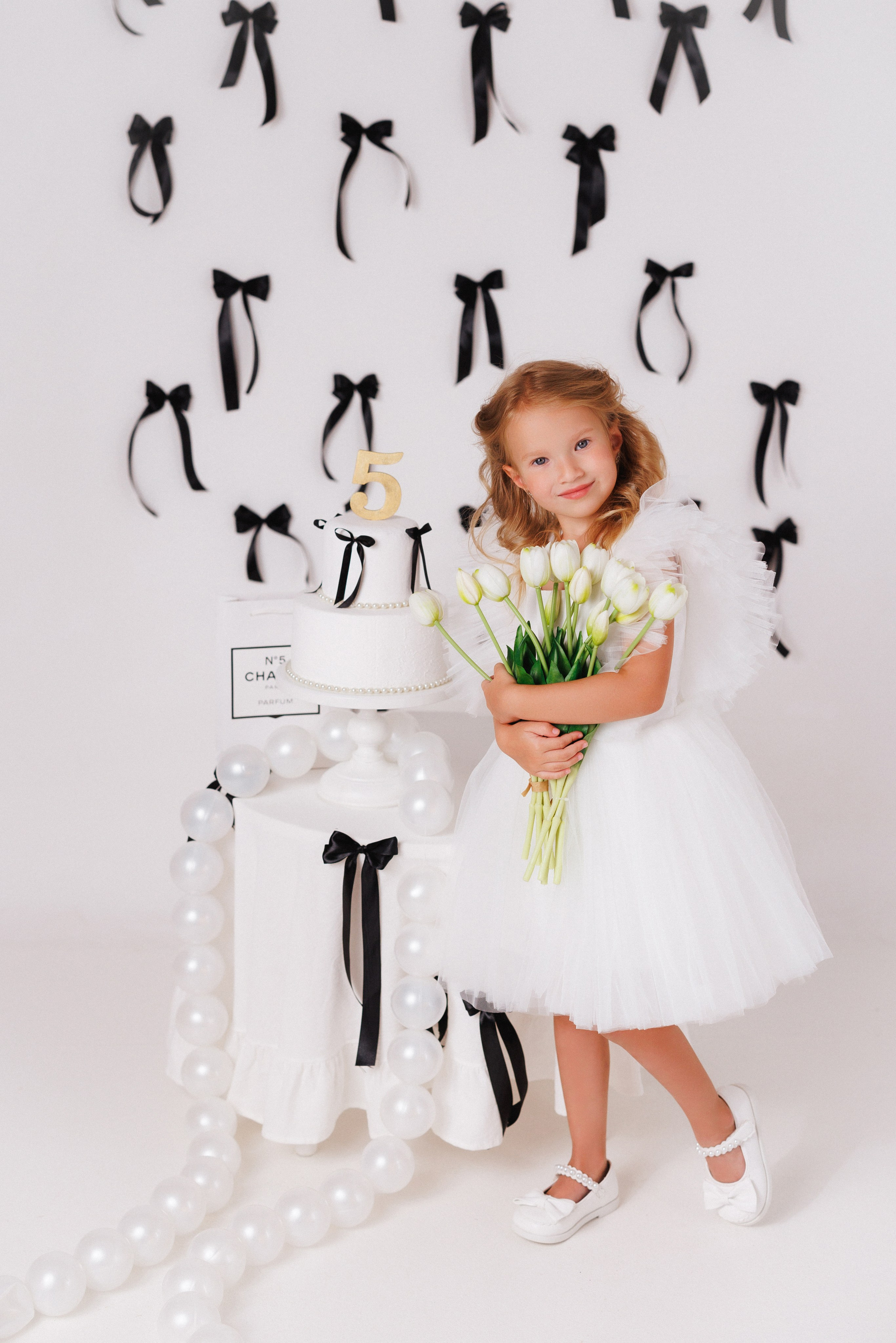 Детская фотосессия к Дню рождения для девочек, фотостудия «Антураж». Семейный и детский фотограф в Краснодаре Анна Трашкова