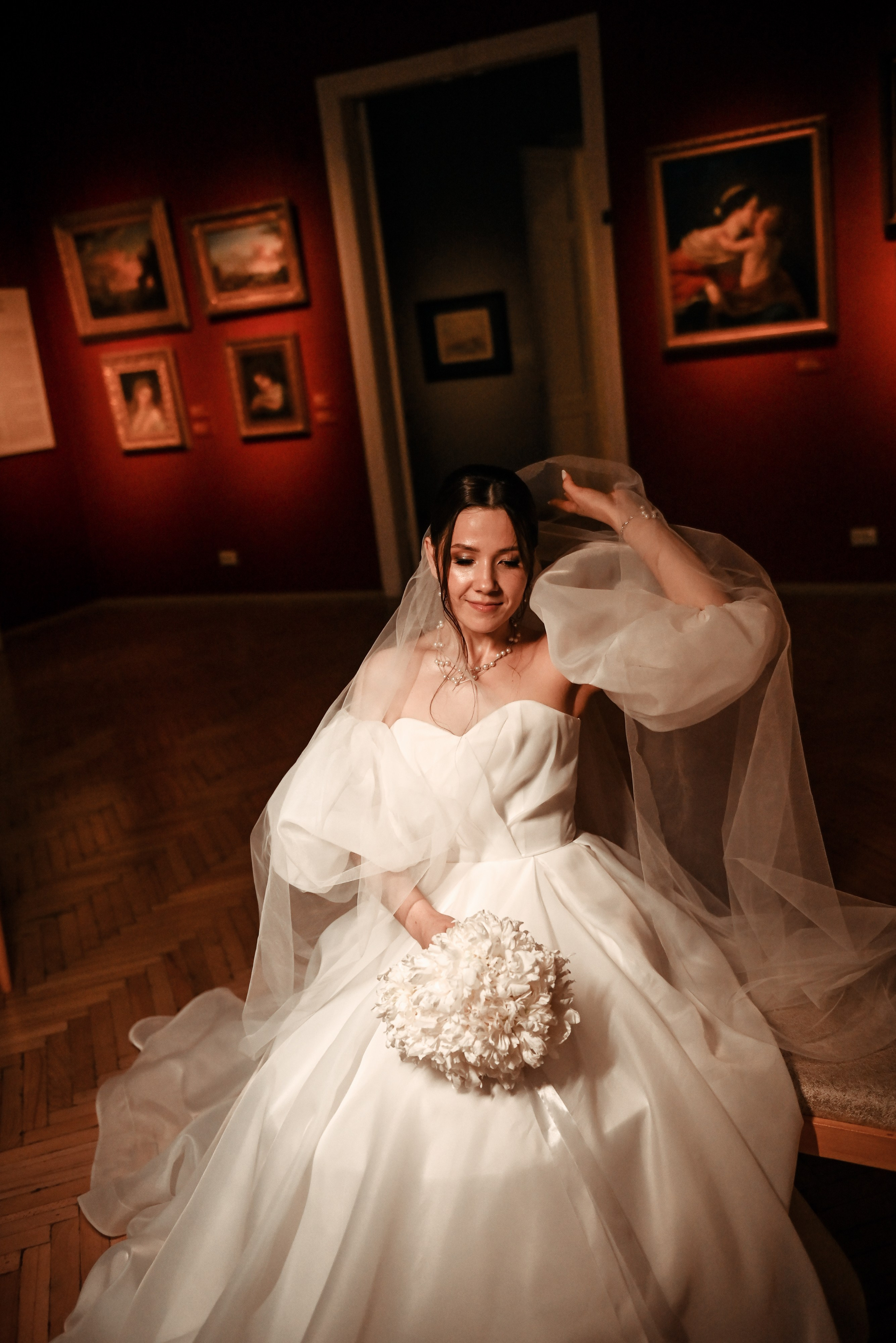 Небольшая свадебная серия в музее и прогулкой под дождем Эльмиры и Ризата. Свадебный, семейный, детский, контент фотограф в Омске Максим Ильин