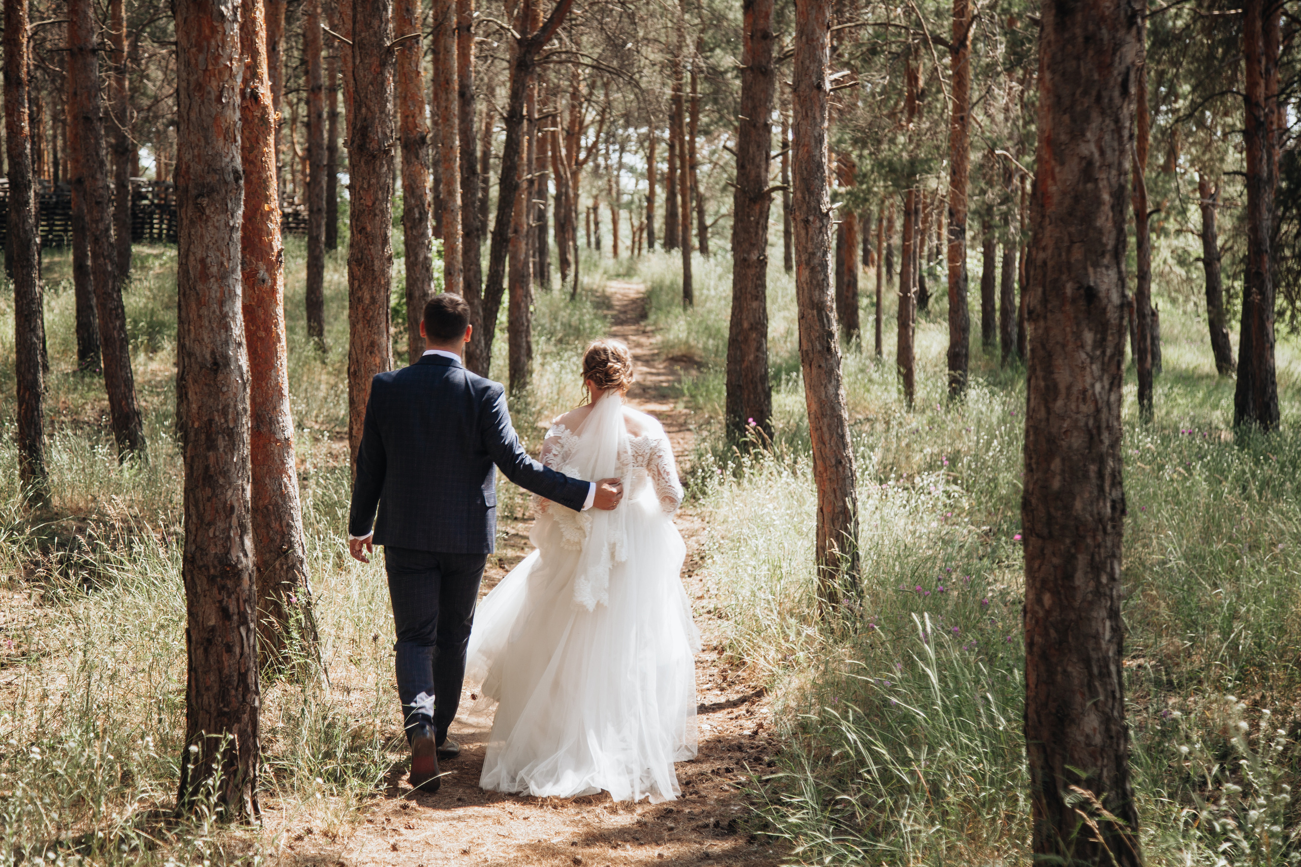 молодожены в лесу идут