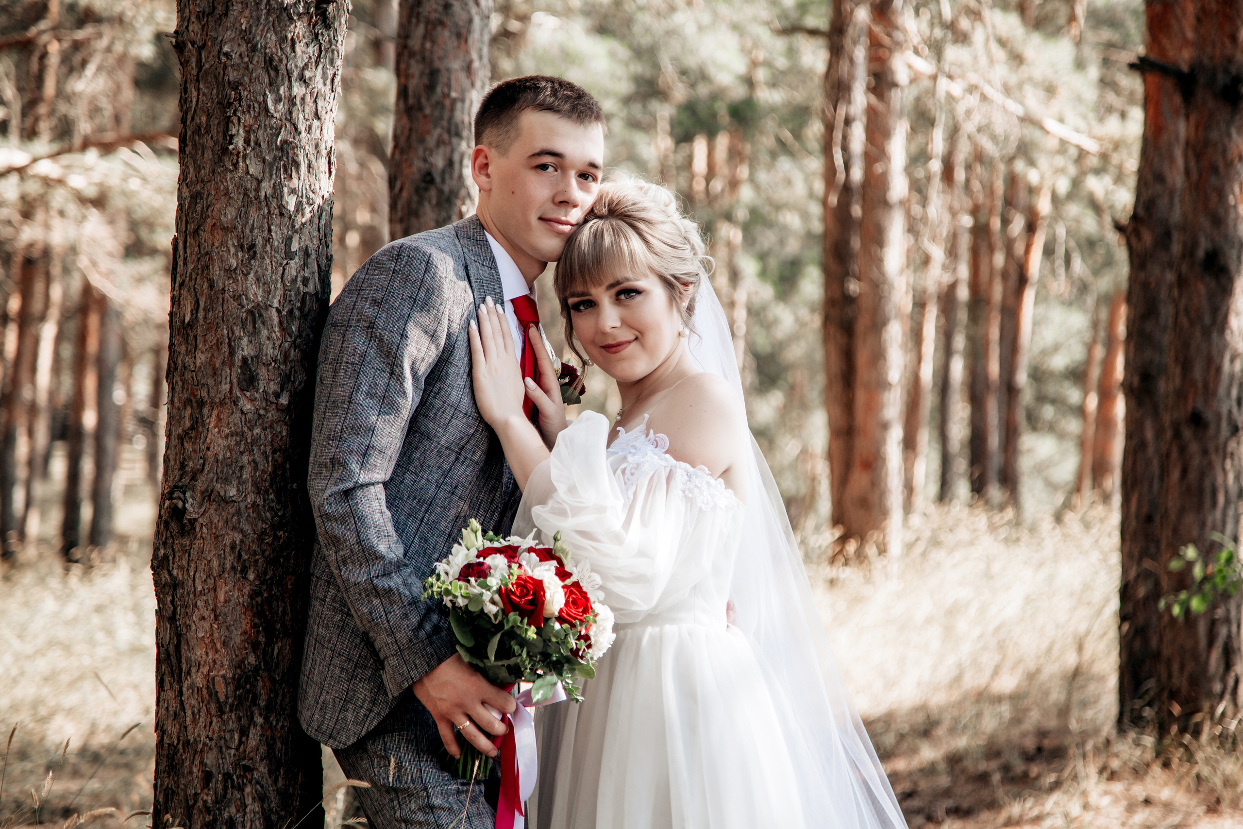 молодожены в лесу