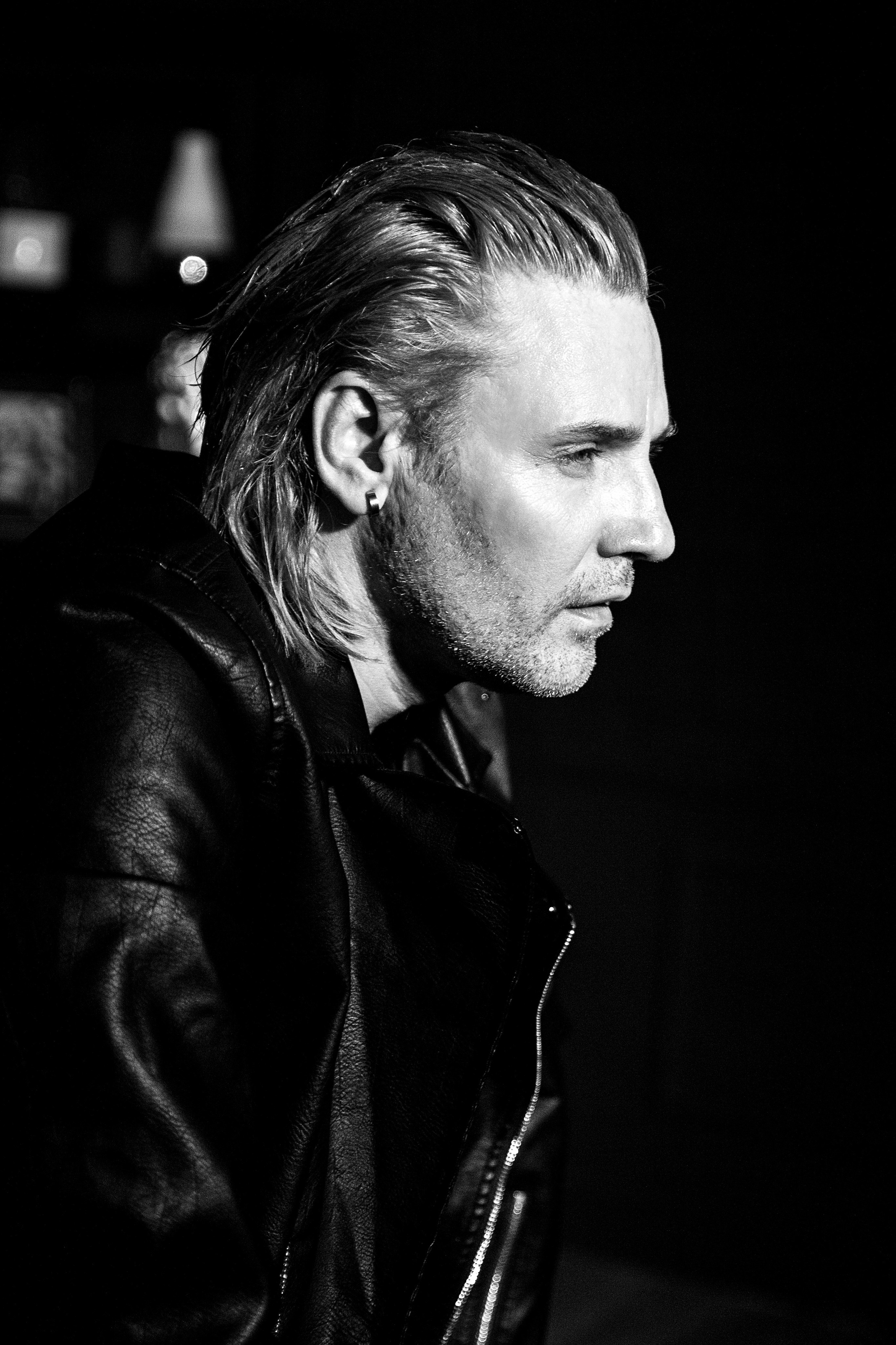 чёрно-белый мужской портрет