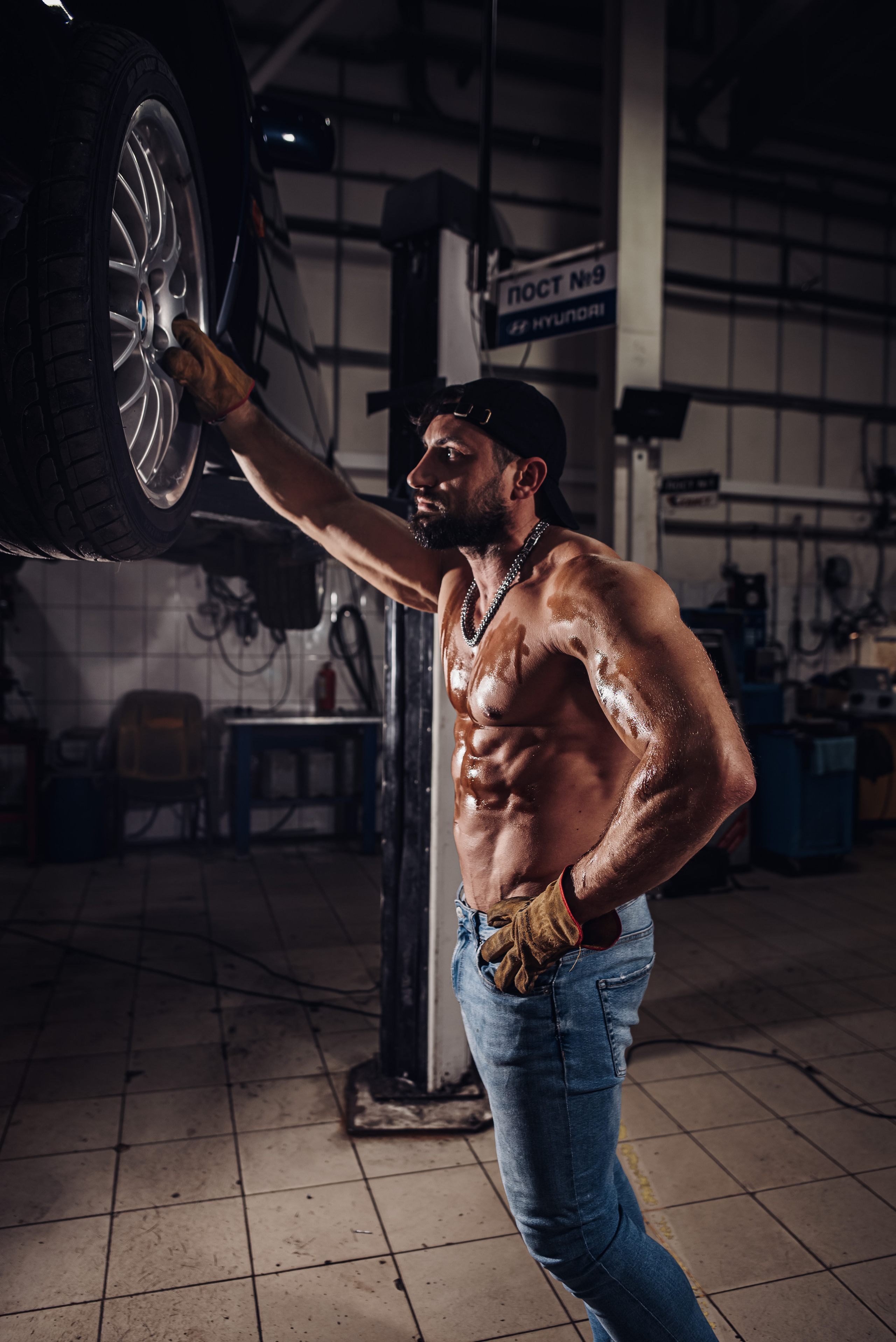 Виталий в автосервисе. Детский и семейный фотограф выпускной альбом Приморско-Ахтарск