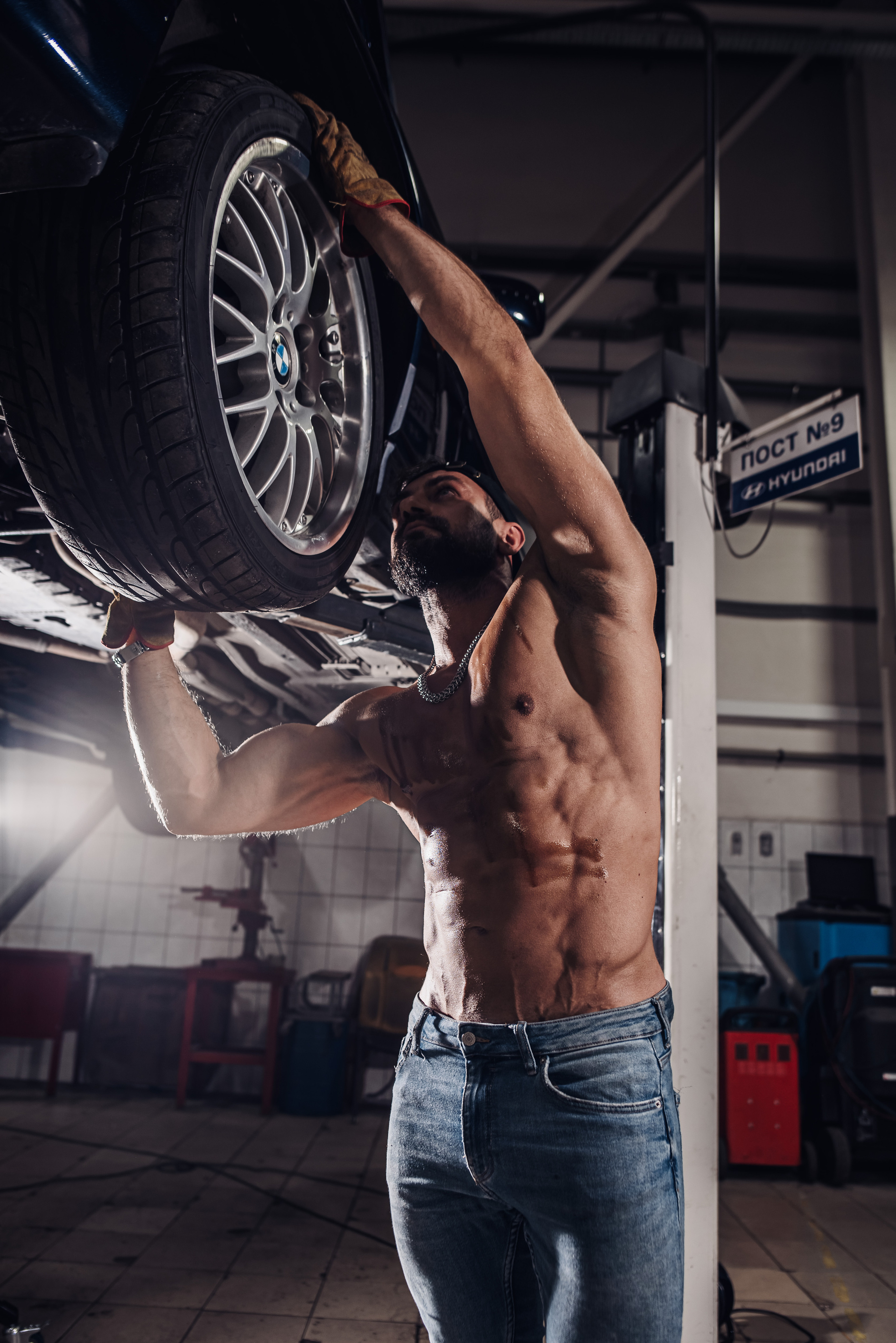 Виталий в автосервисе. Детский и семейный фотограф выпускной альбом Приморско-Ахтарск