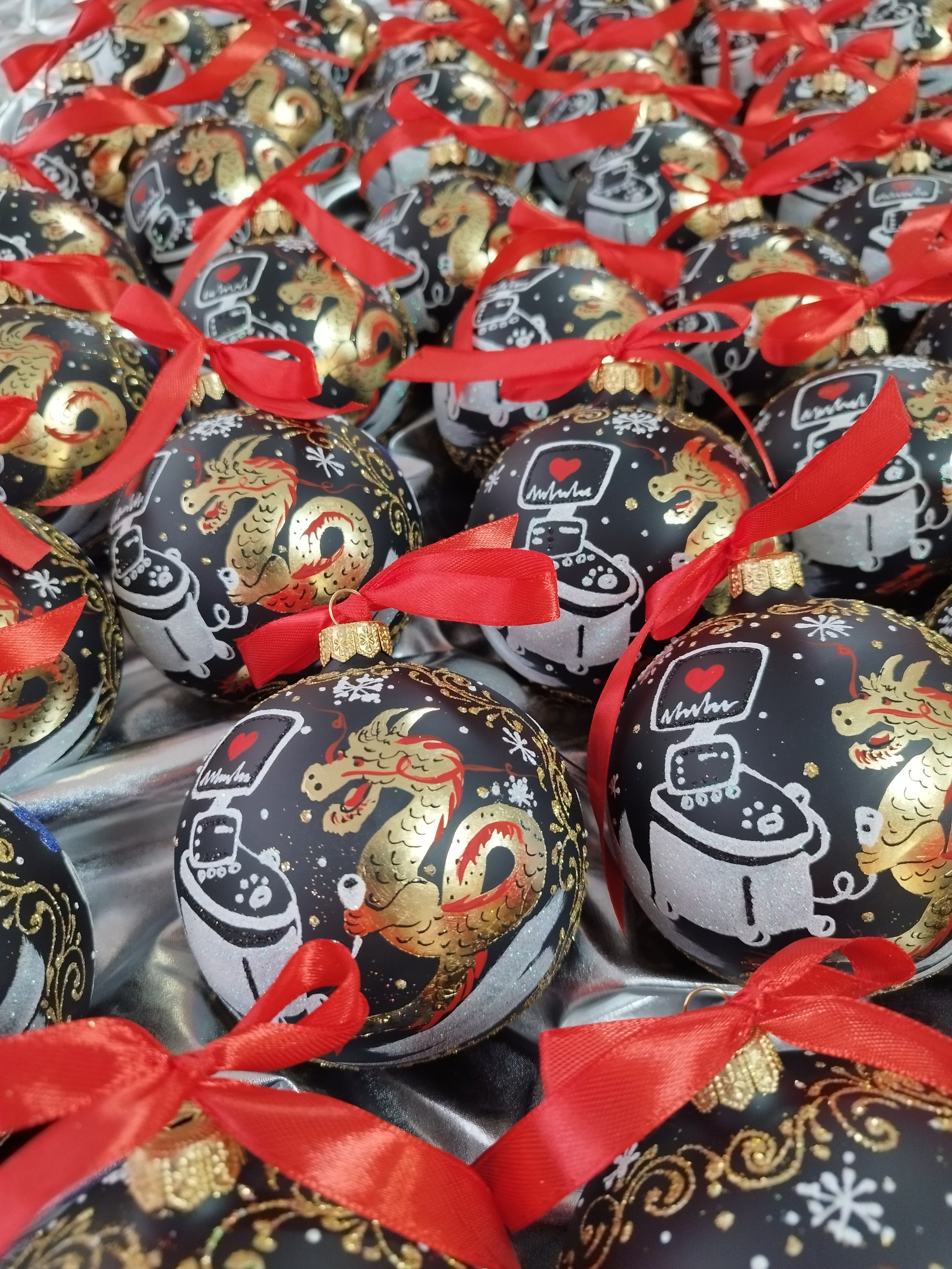 Авторские ёлочные шары — уникальные подарки для корпоративов