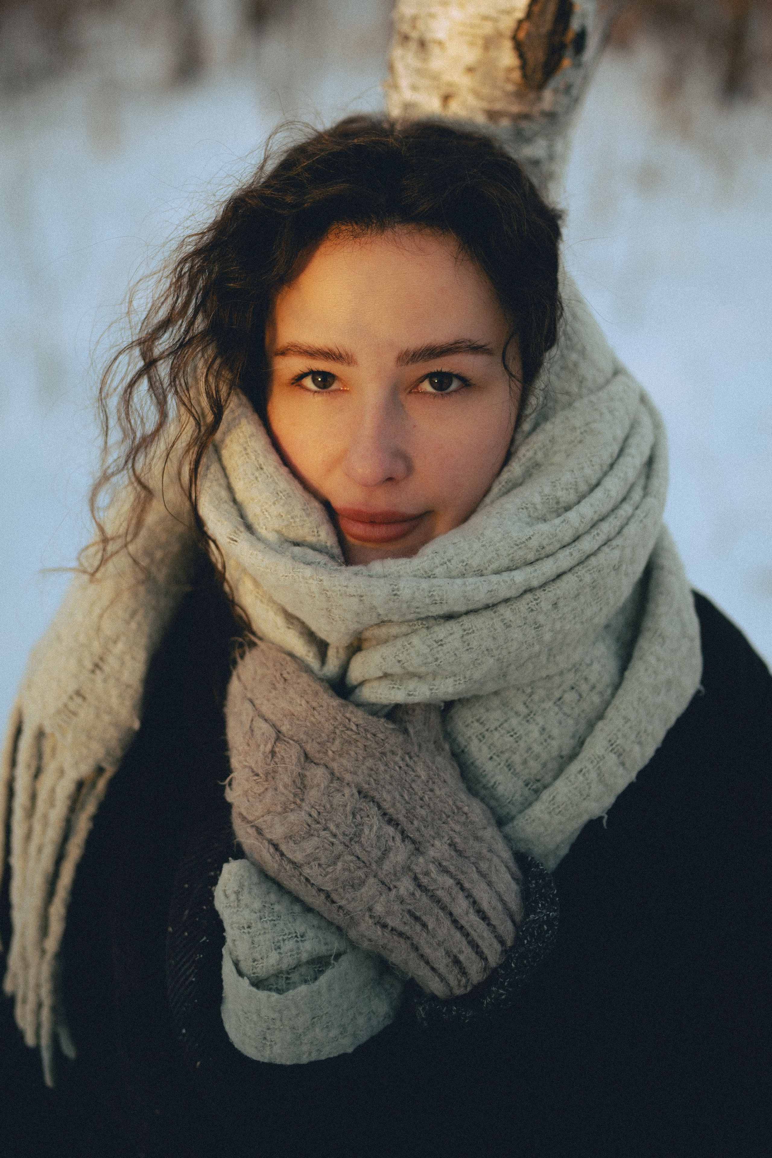 зимняя естественная женская фотосессия с берёзами