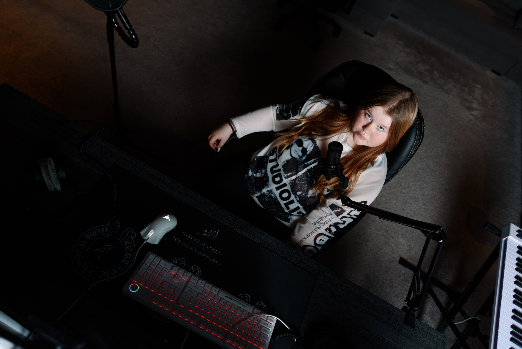 Семейная фотосессия на студии звукозаписи в Тюмени — мама и дочка. Портретный фотограф Тюмень Дарья Мустафина