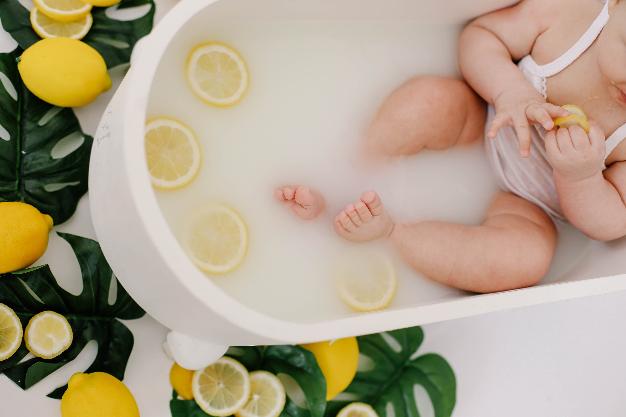 Ванночка с лимонами. Семейный и детский фотограф в Симферополе и Севастополе