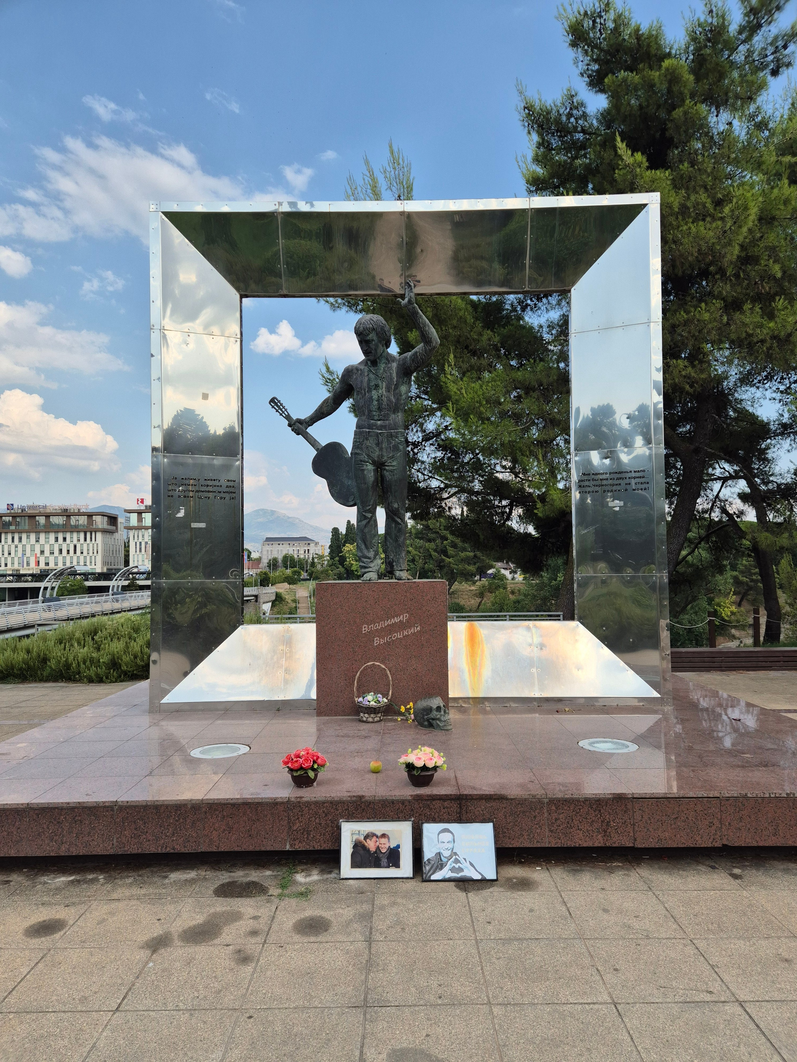 Рядом - памятник Владимиру Высоцкому (который дважды был в Черногории и любил эти места). У памятника - фотографии А.Навального