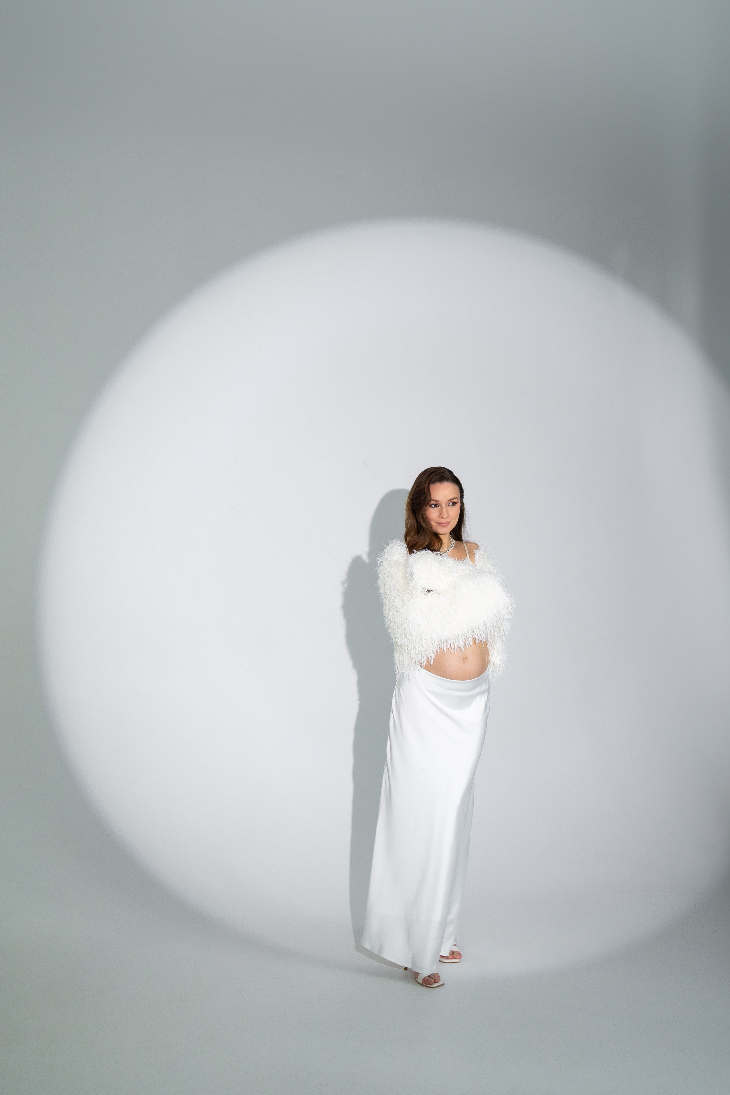 Вероника, классическая портретная фотосессия беременности в студии. Семейный фотограф в Москве Марина Петра