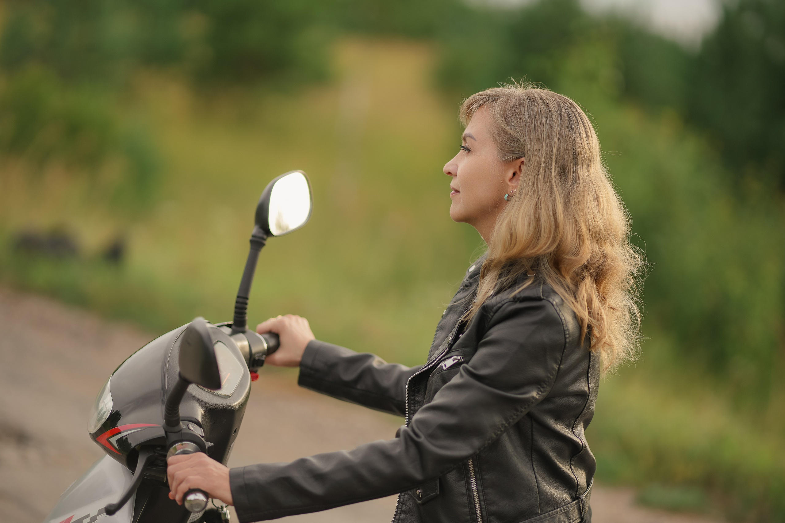 Девушка с мопедом Блондинка с мопедом Летник съемки