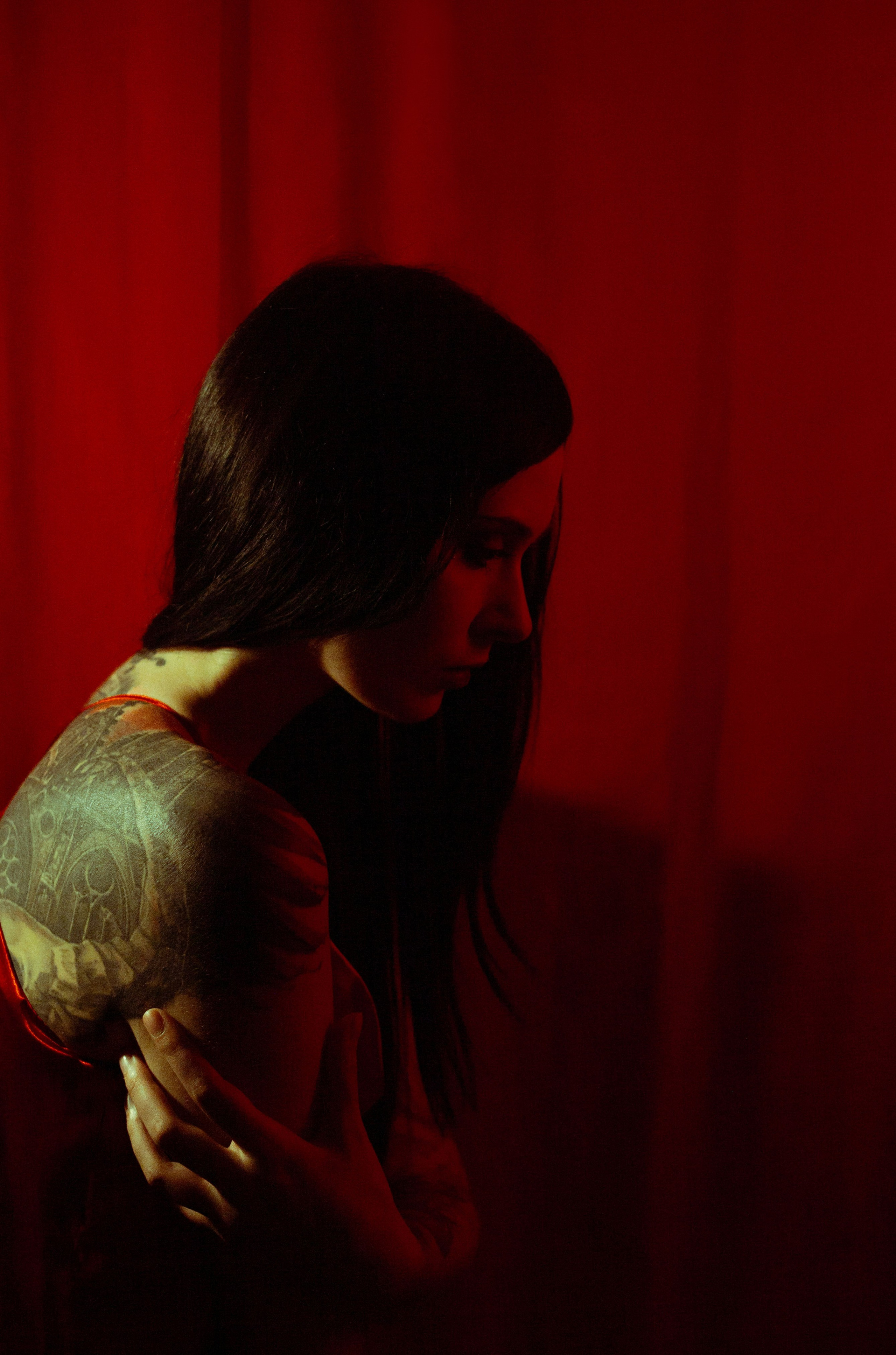 девушка на красном фоне, фото девушки в красном, портретная съёмка москва