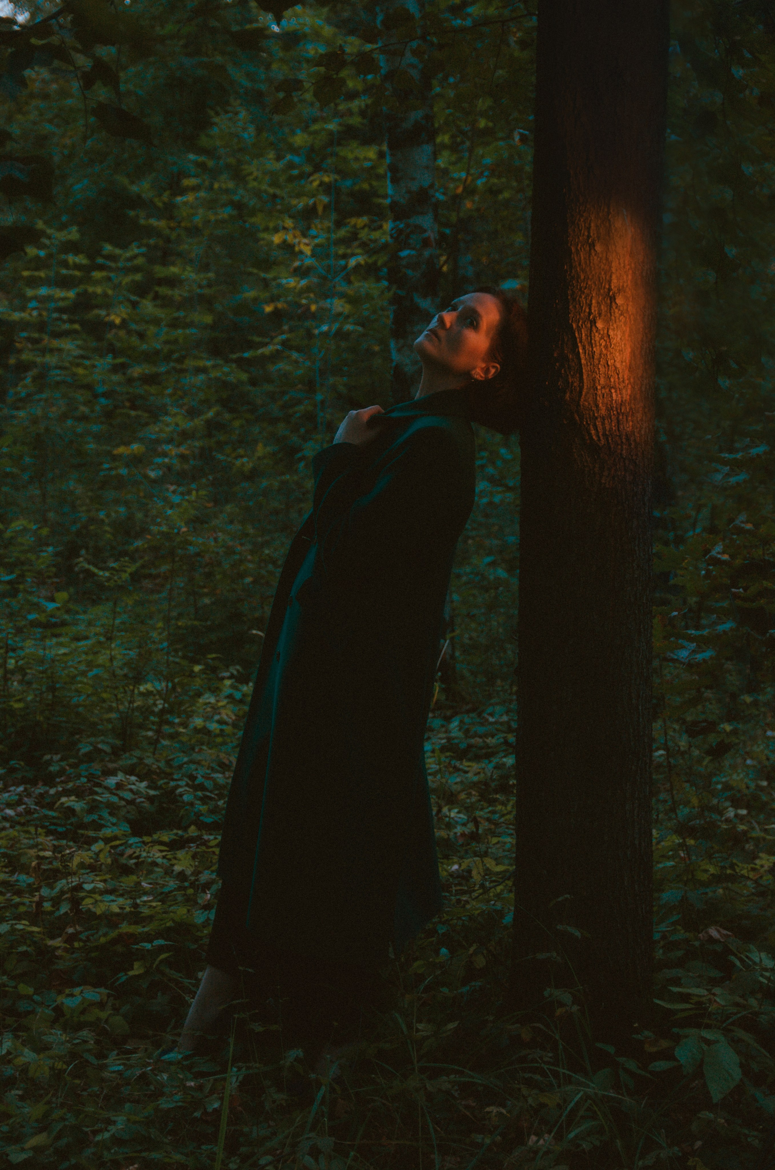 Полуоборот Насти у аллеи Кусково, фиолетово‑розовая подсветка от RGB‑лампы.