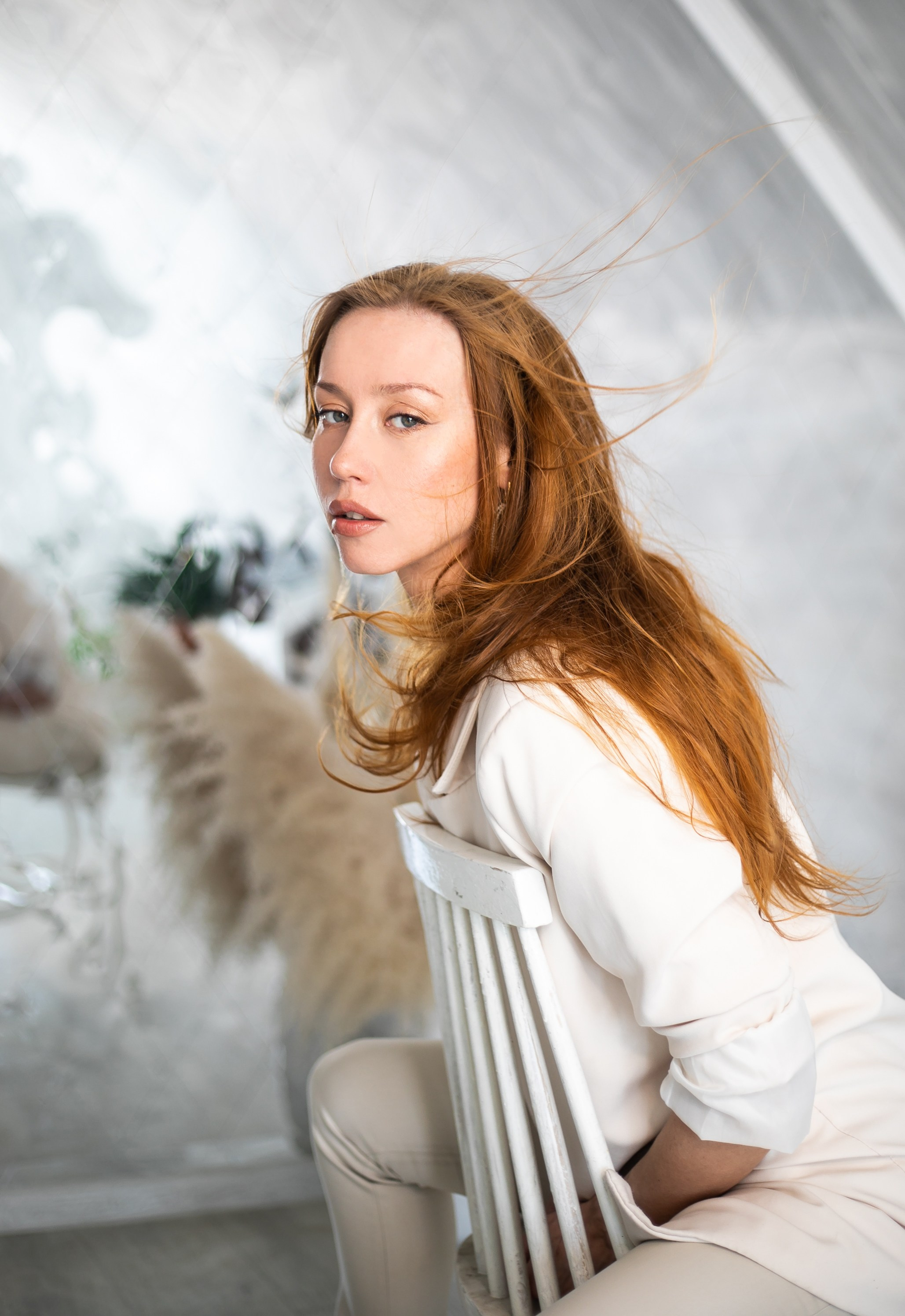 фото девушки студия, фотограф студийный москва, ветер в волосах