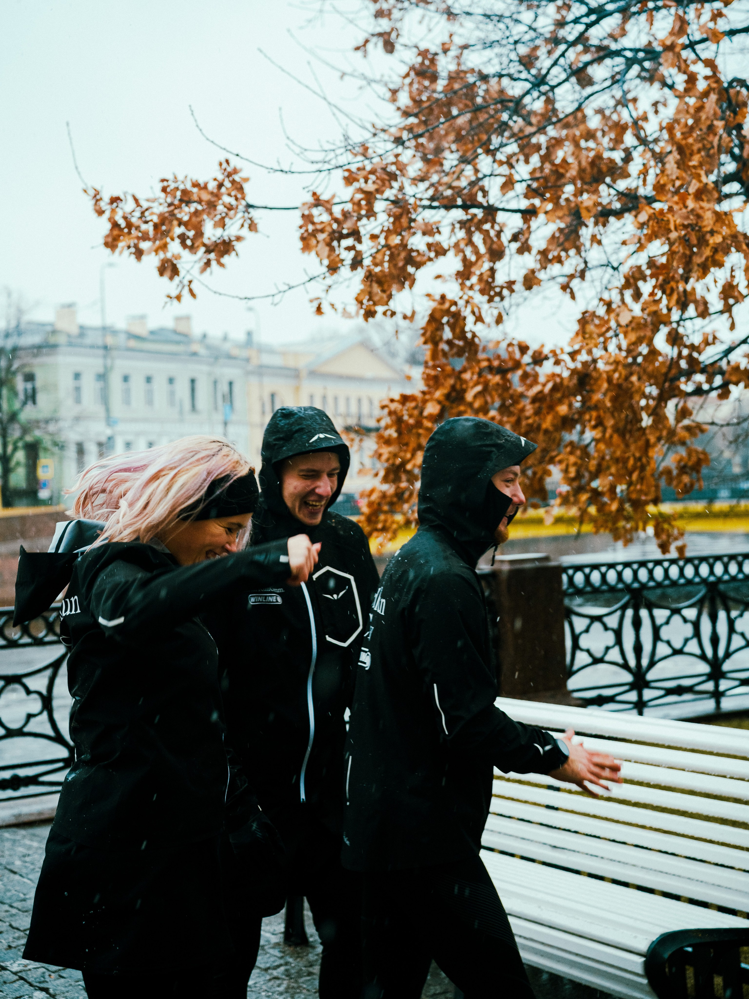 Social Run Community x Anta. Зимняя городская новогодняя фотосессия спортивной одежды от бегового клуба social run community. Портретный и репортажный фотограф в Санкт-Петербурге Смоляков Максим