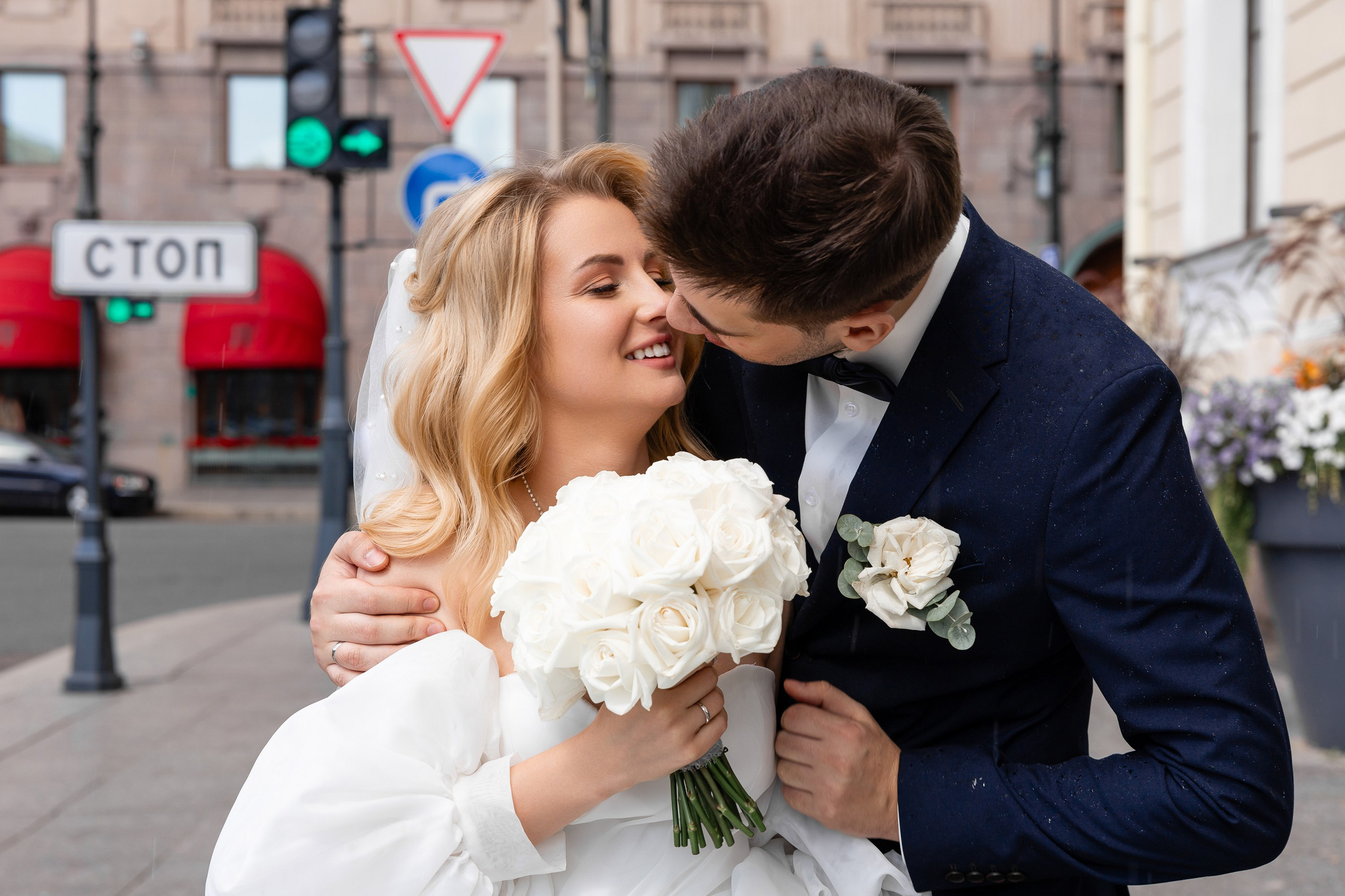 Поцелуй молодоженов на фоне гостиницы Астория