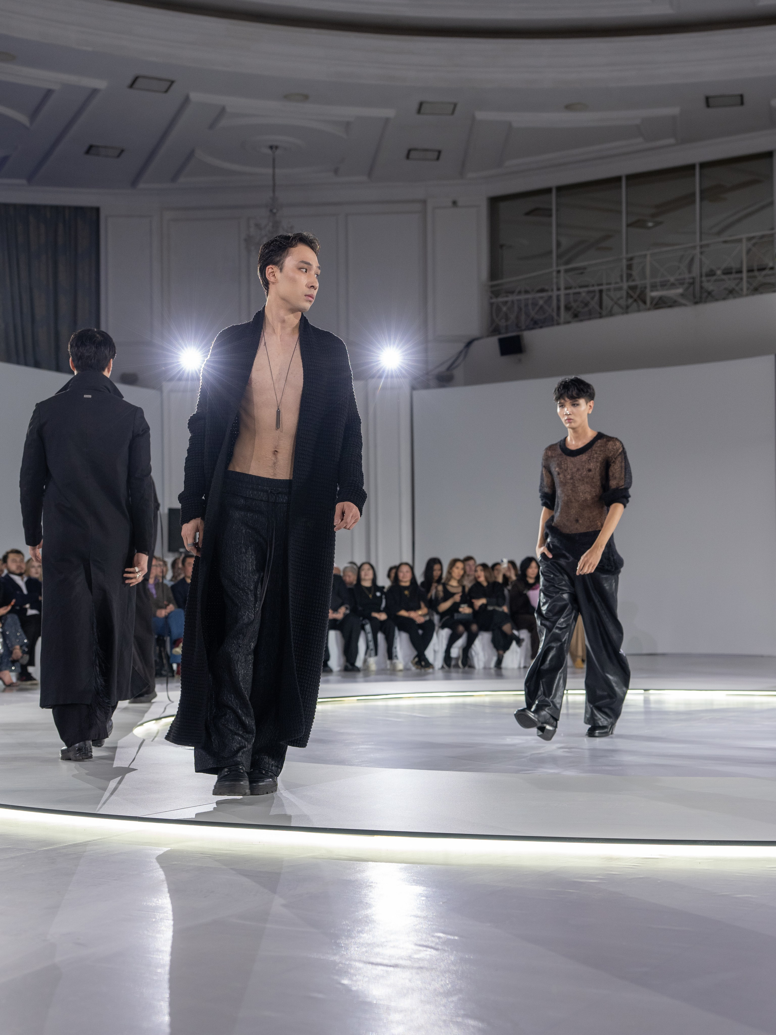 Дизайн DVALI. Сайт Алматинского НЮ АРТ, будуар и фэшн фотографа Дениса Карпенко