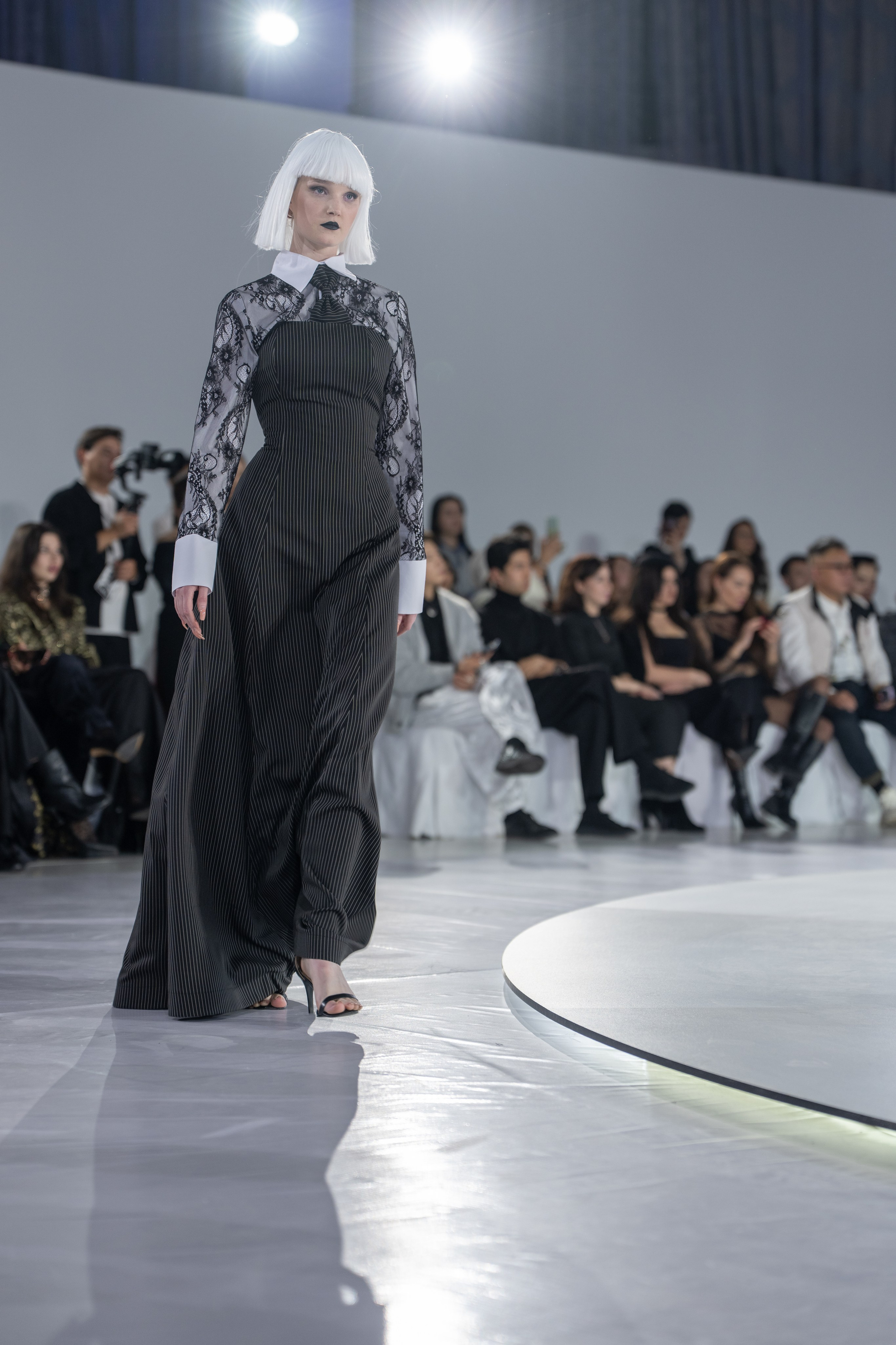 Дизайнер Umed Kuchkaliev. Сайт Алматинского НЮ АРТ, будуар и фэшн фотографа Дениса Карпенко