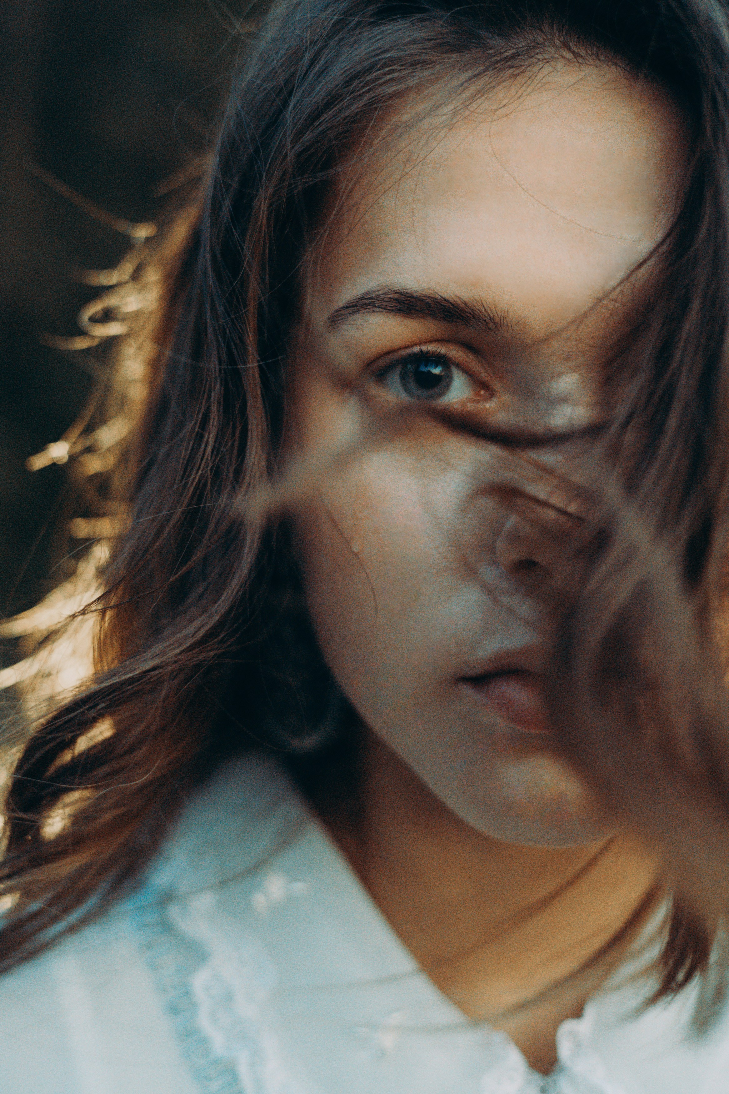 Слёзы на листве. Портретный фотограф Лакшин Денис. Истории через фотографию