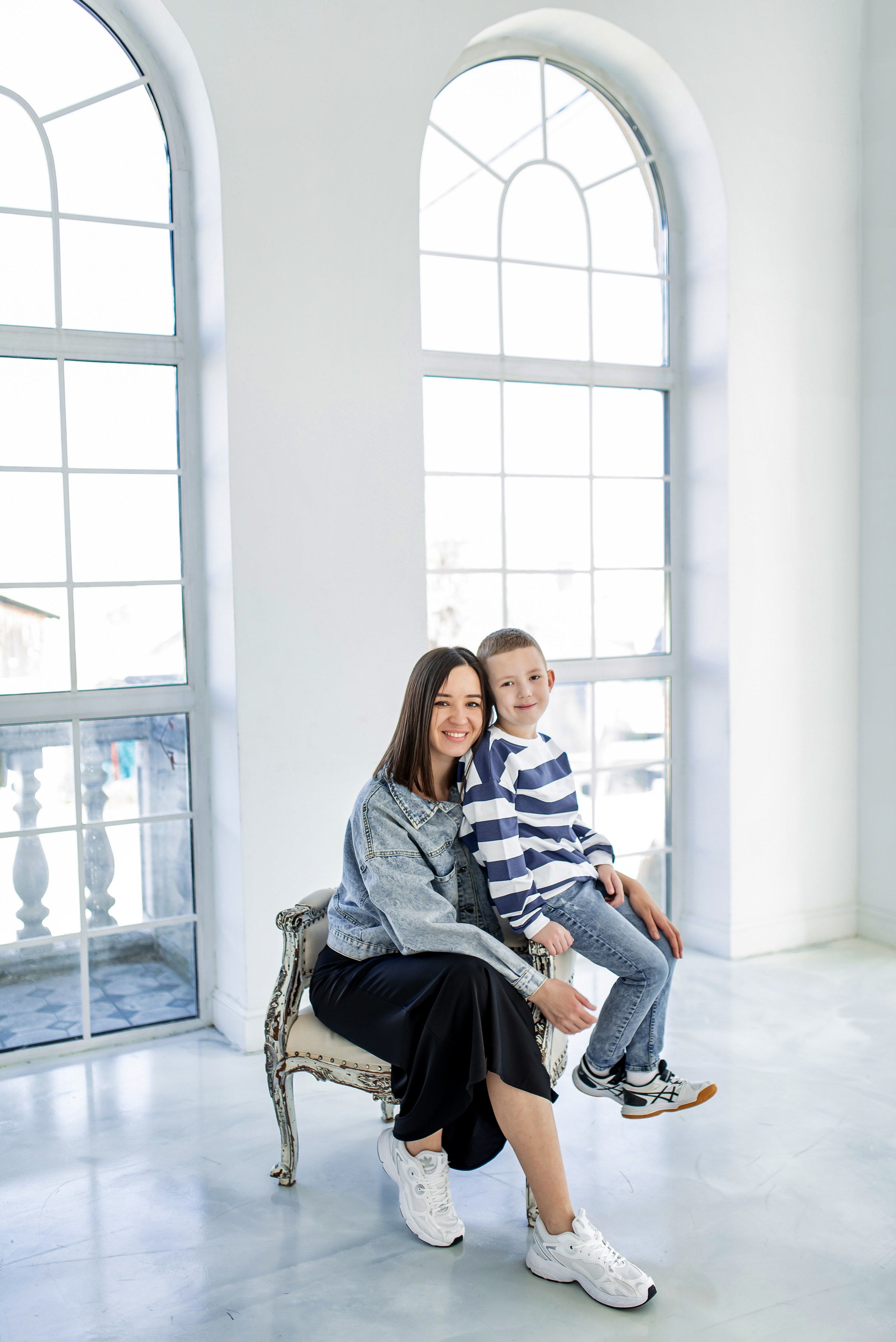 Девушка и маленький мальчик на фото