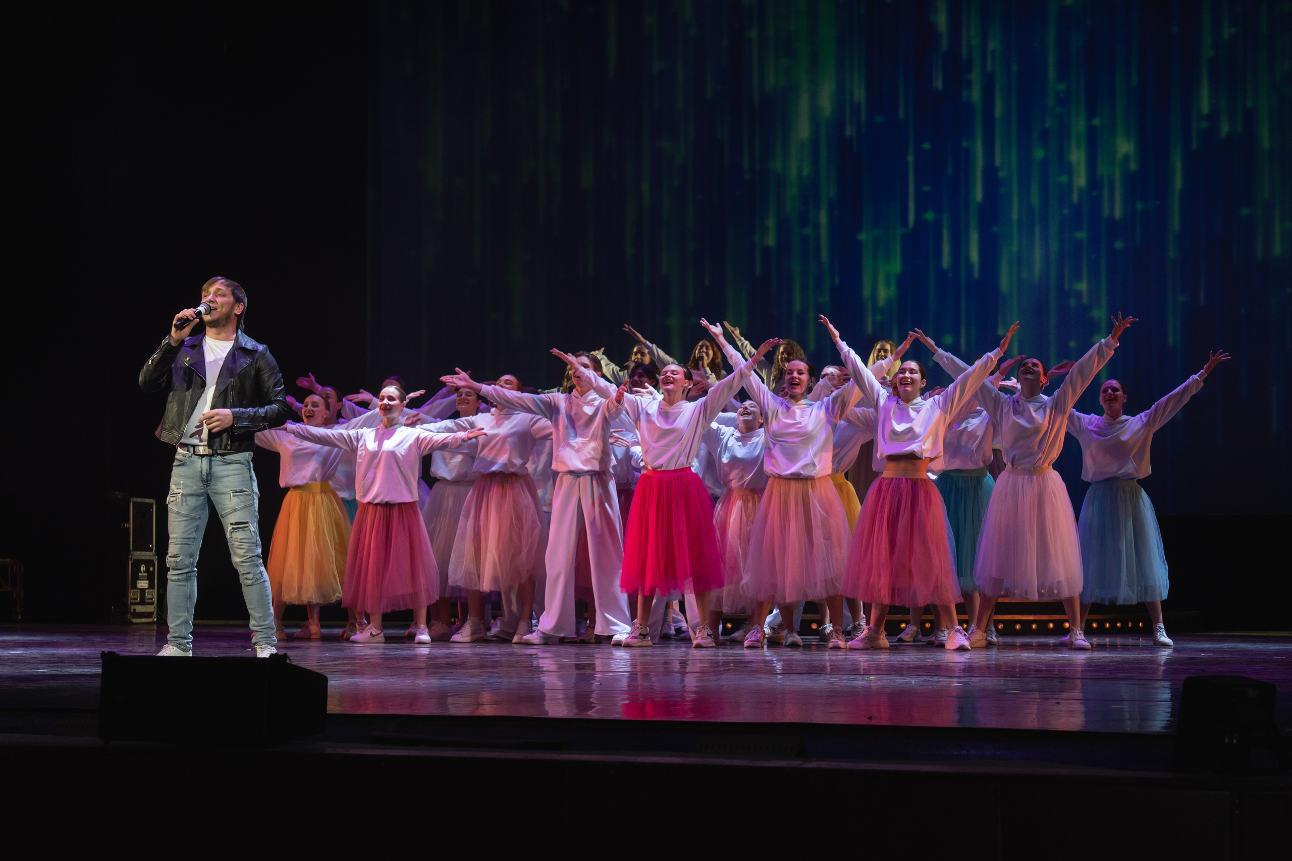 Музыкальный театр. Занимаюсь профессиональной фотографией и живу рядом с Байкалом. Работаю в разных жанрах