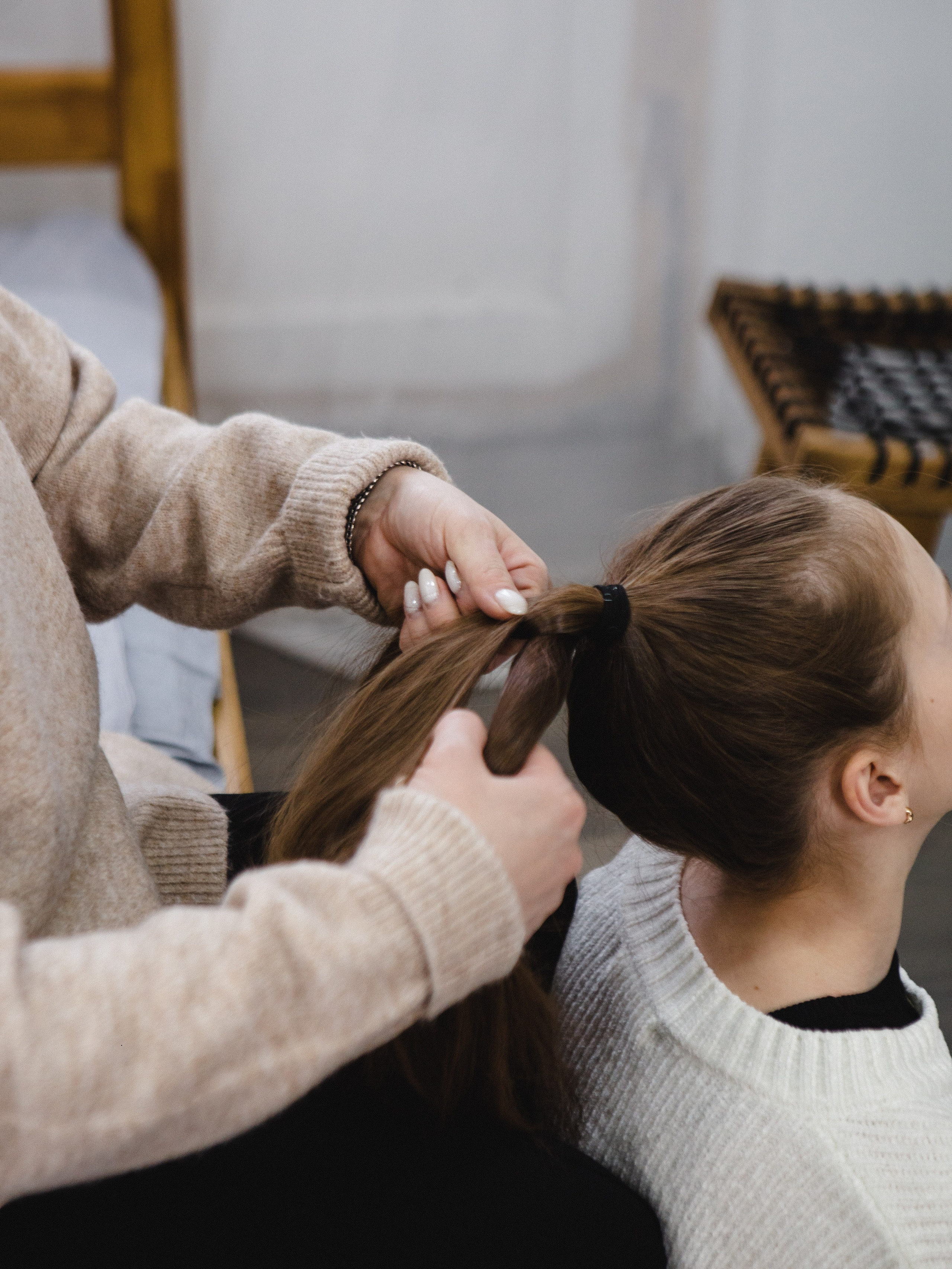 Фотосессия мамы с дочерями в минималистичной фотостудии Челябинска. Свадебный фотограф Челябинск Зиненко Виктория