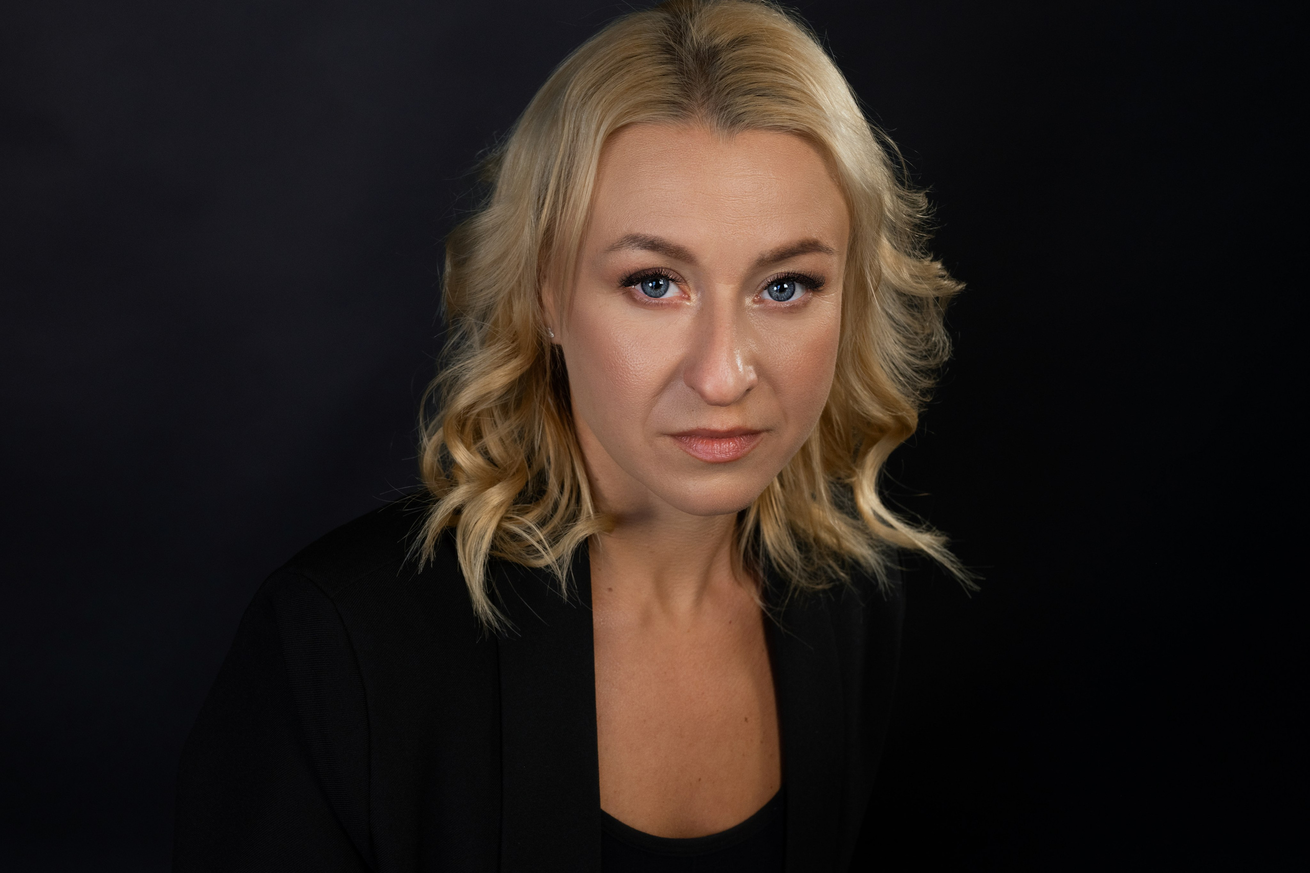 Новогодняя фотосъёмка девушки в черном костюме