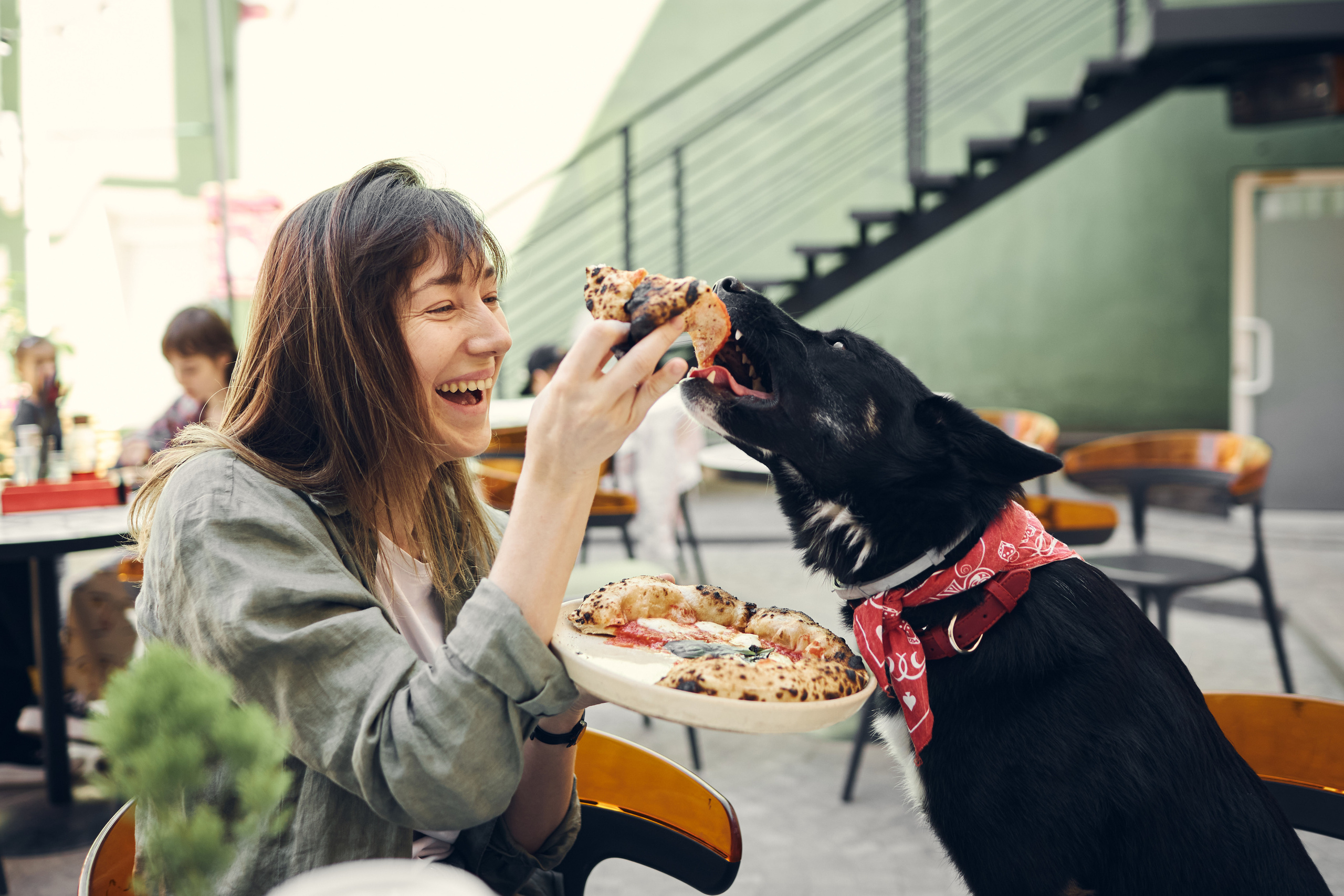 Тера идет в пиццерию