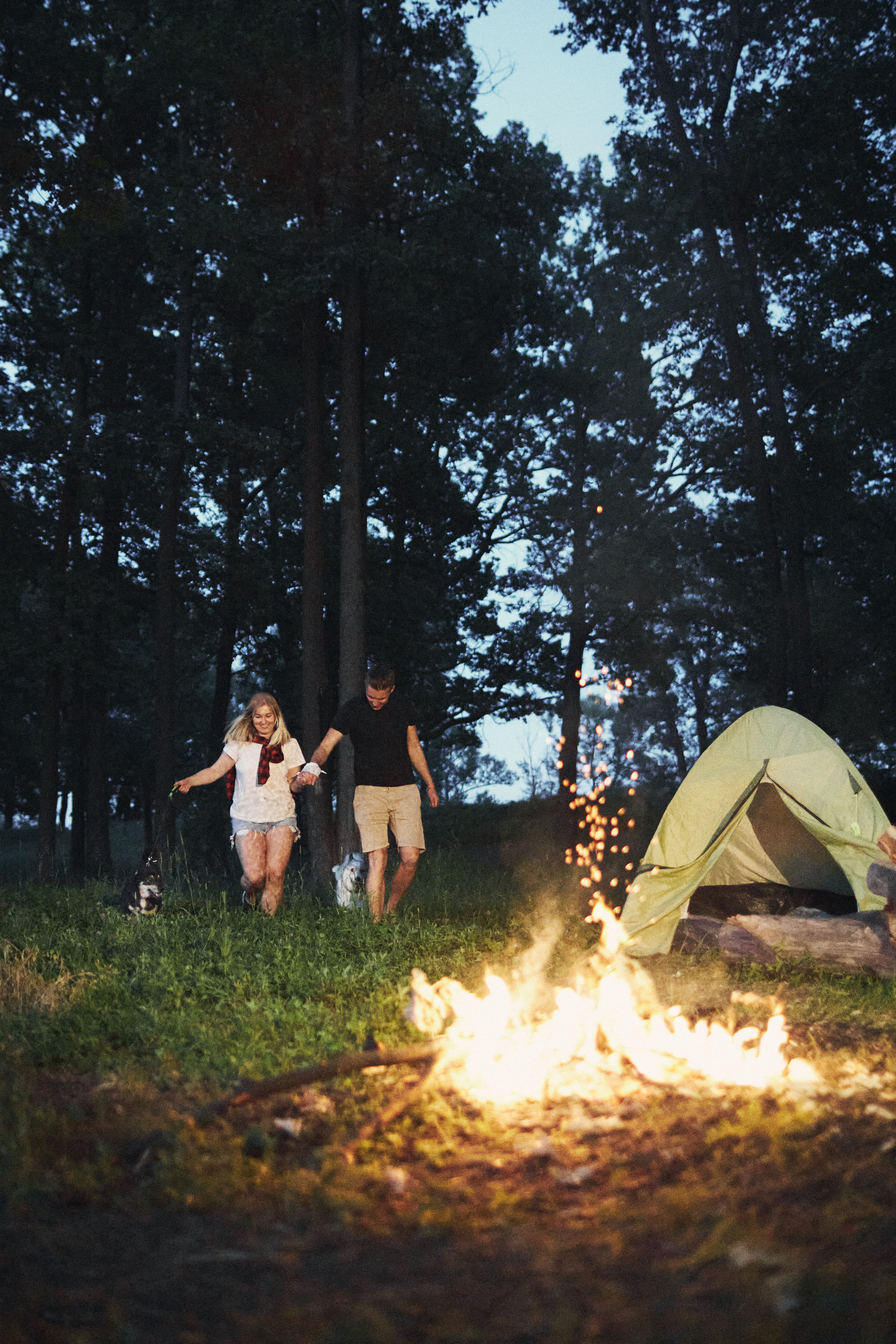 Несс ночует в палатке