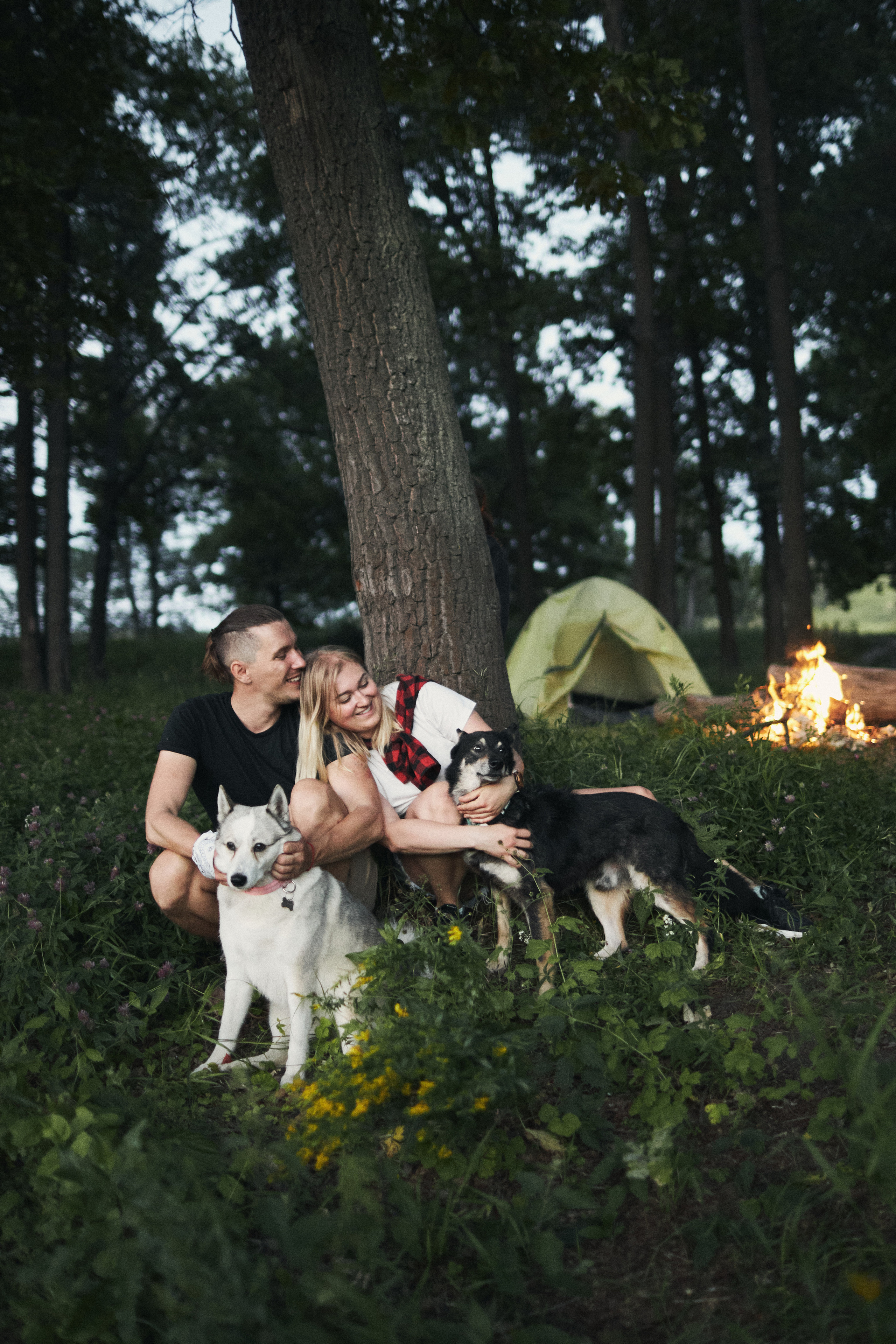 Несс ночует в палатке