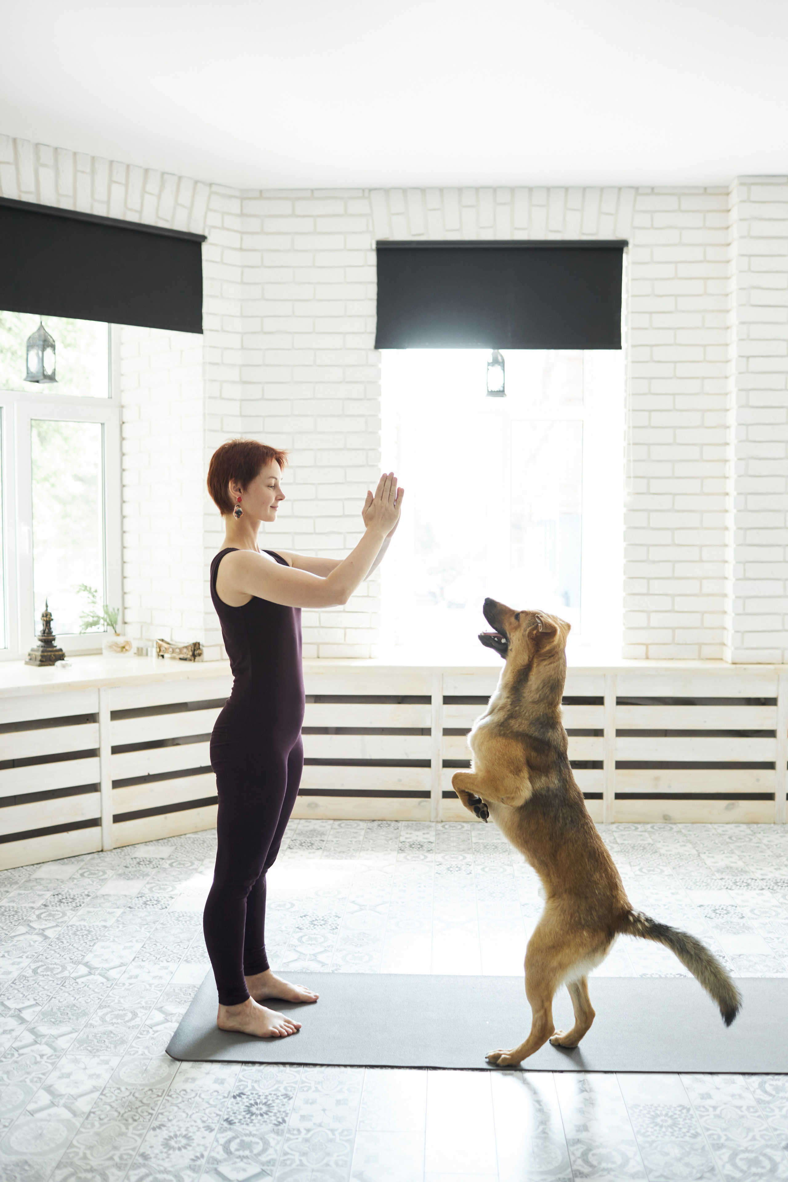 Джерри занимается йогой