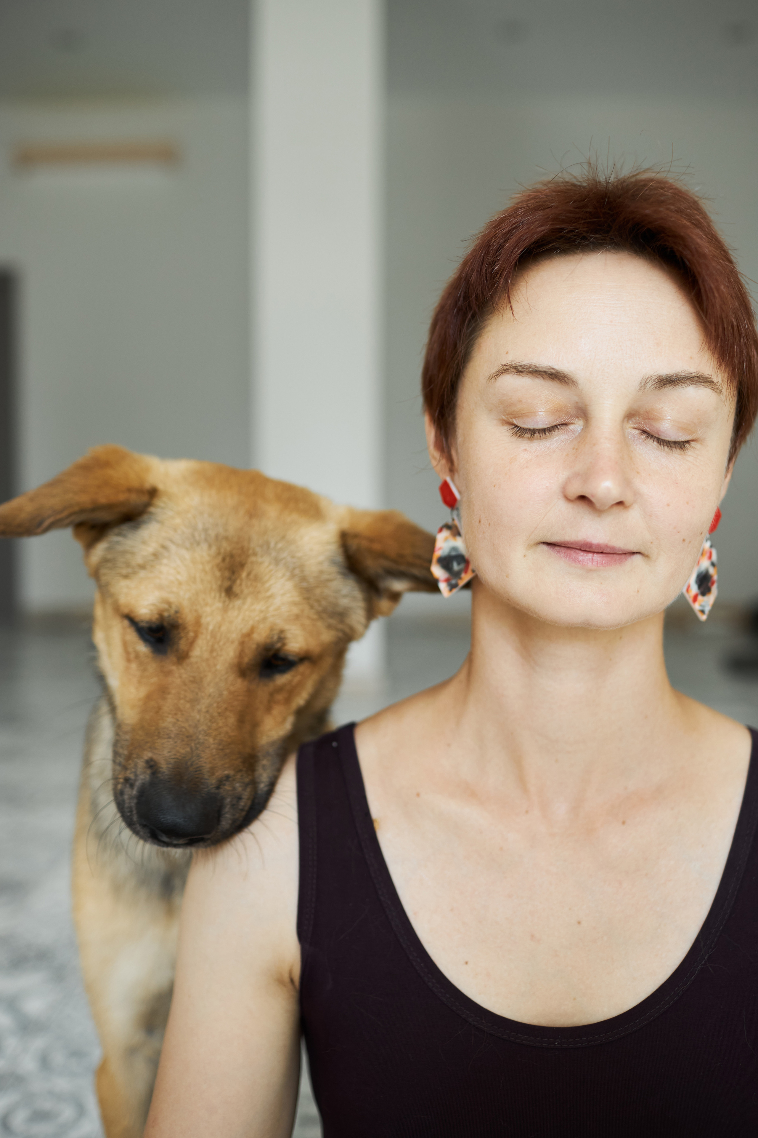 Джерри занимается йогой