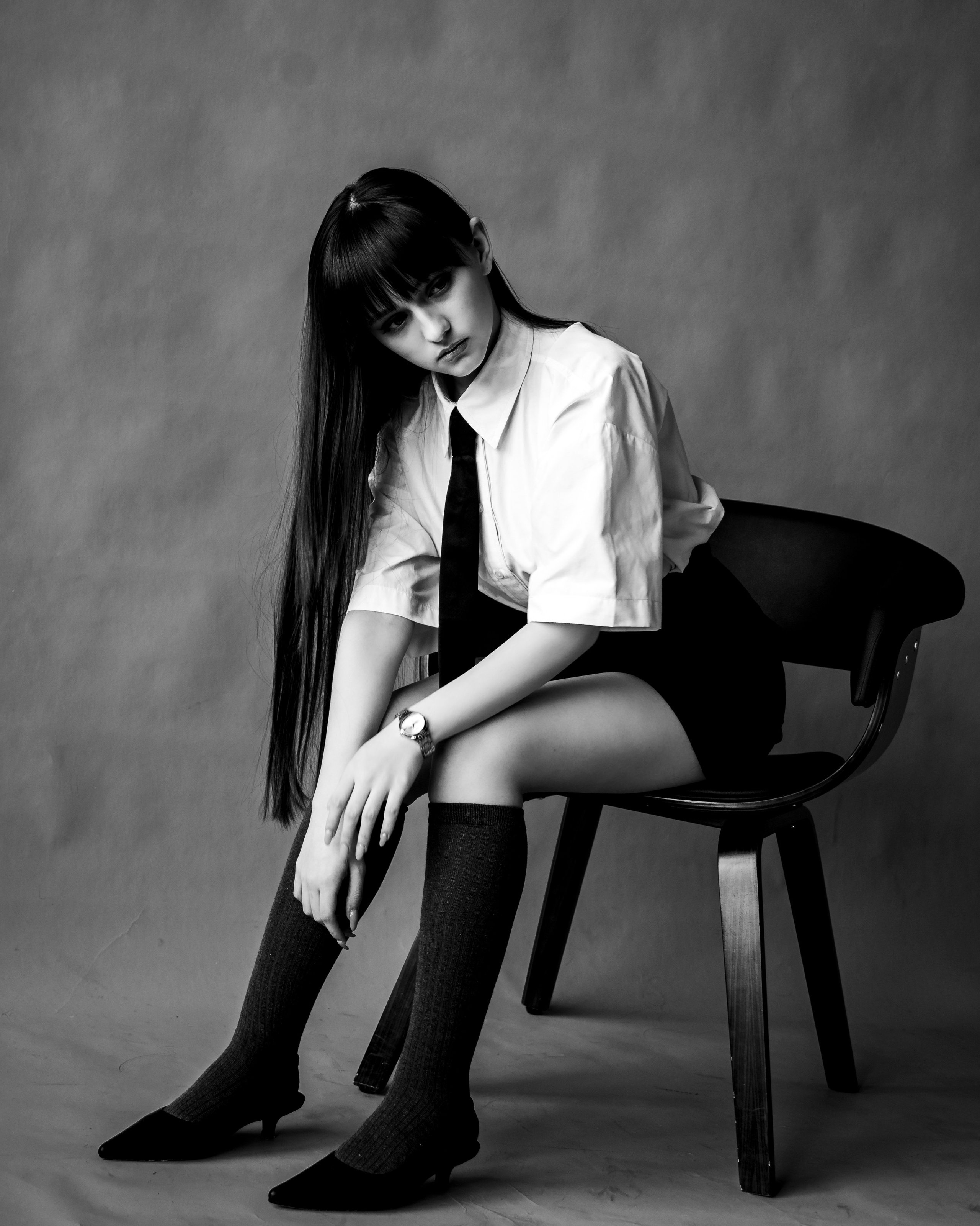 Портрет крупным планом — волосы закрывают часть лица