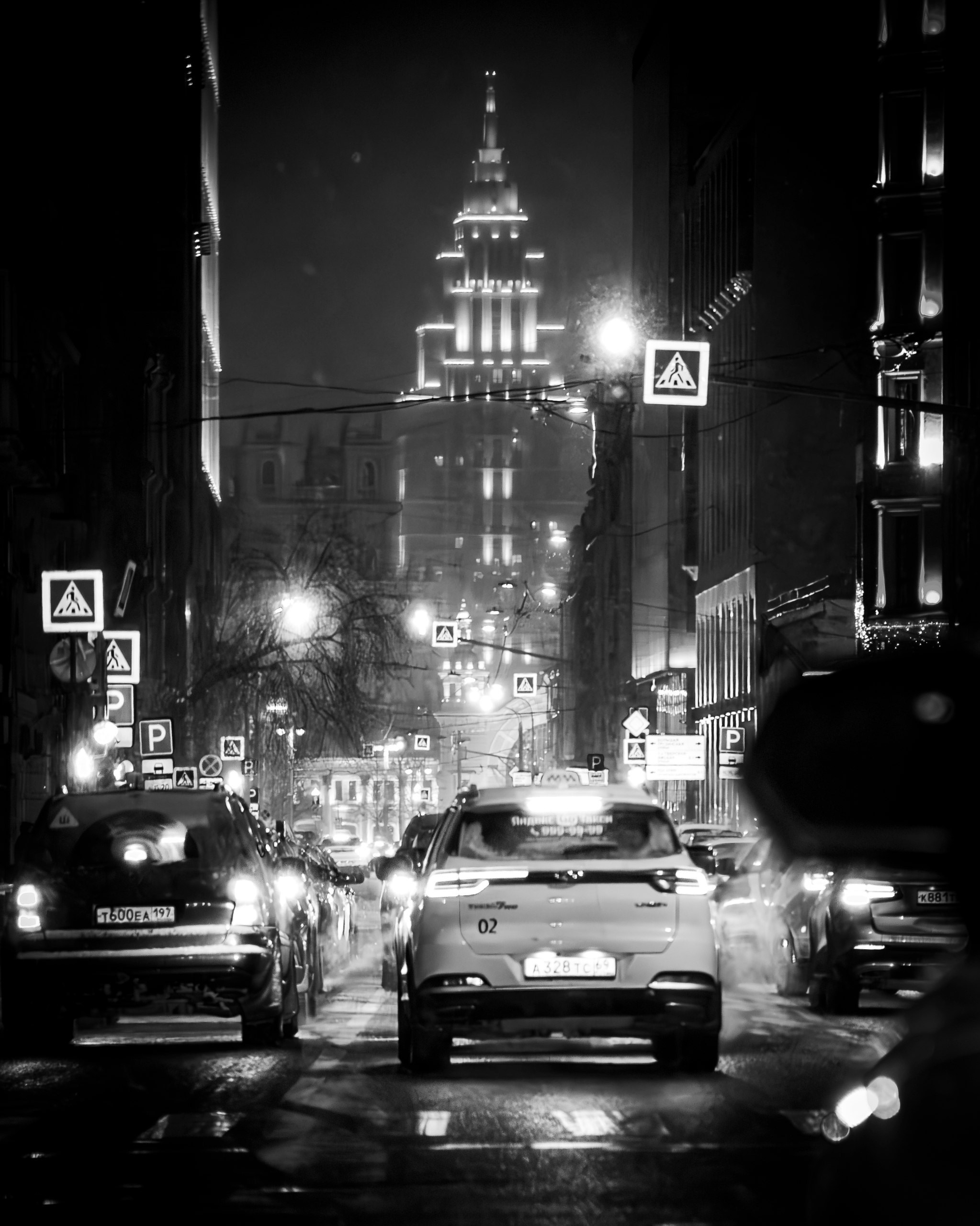 Контраст теней и света на городской улице