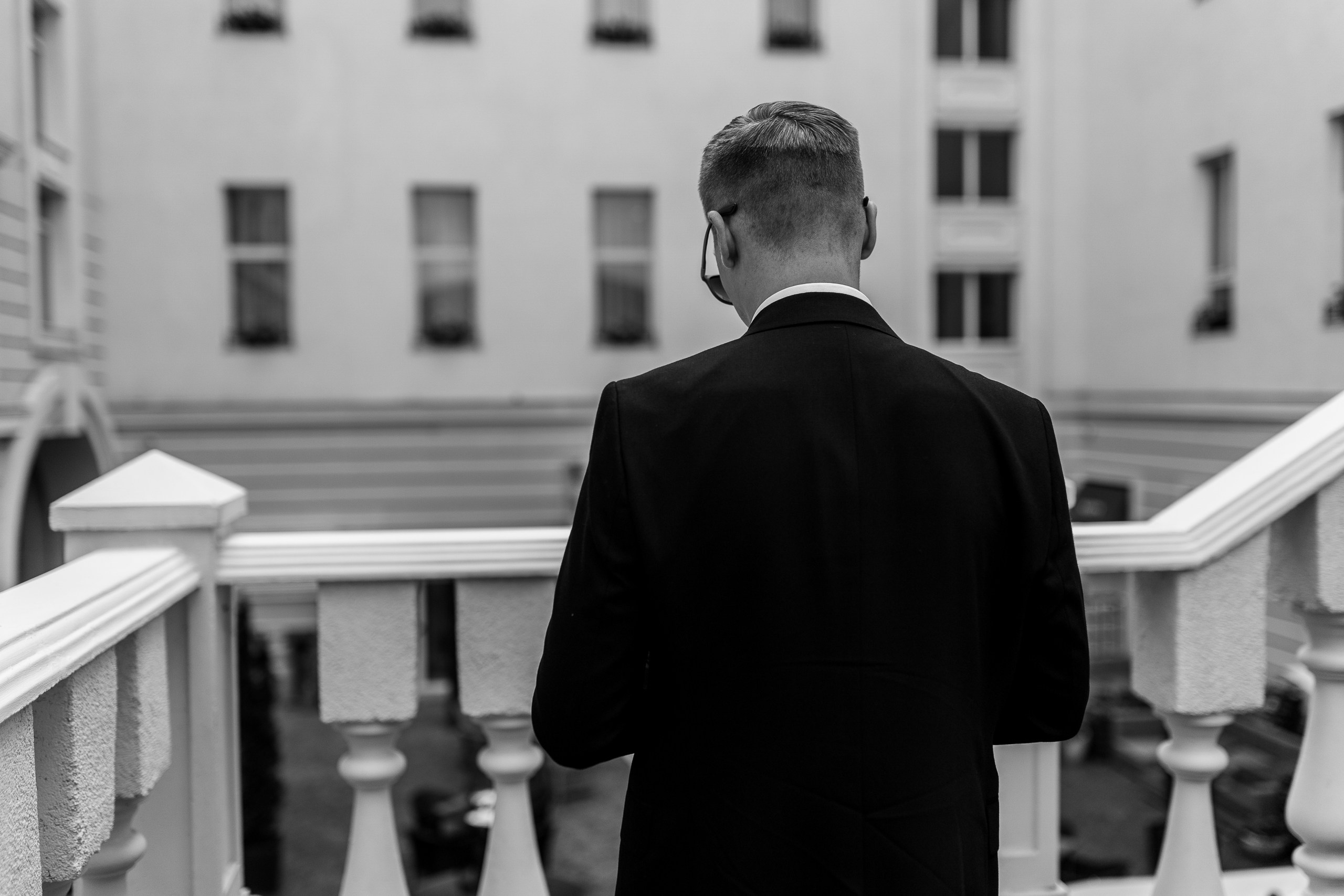 Здравствуйте! Я&nbsp;свадебный фотограф из&nbsp;Ульяновска, работаю в&nbsp;том числе по&nbsp;всей России и&nbsp;с&nbsp;выездом за&nbsp;границу. Снимаю свадьбы, lovestory, корпоративы, светский репортаж. Провожу обучение по&nbsp;фотографии, мастер-классы и&nbsp;воркшопы для других фотографов.