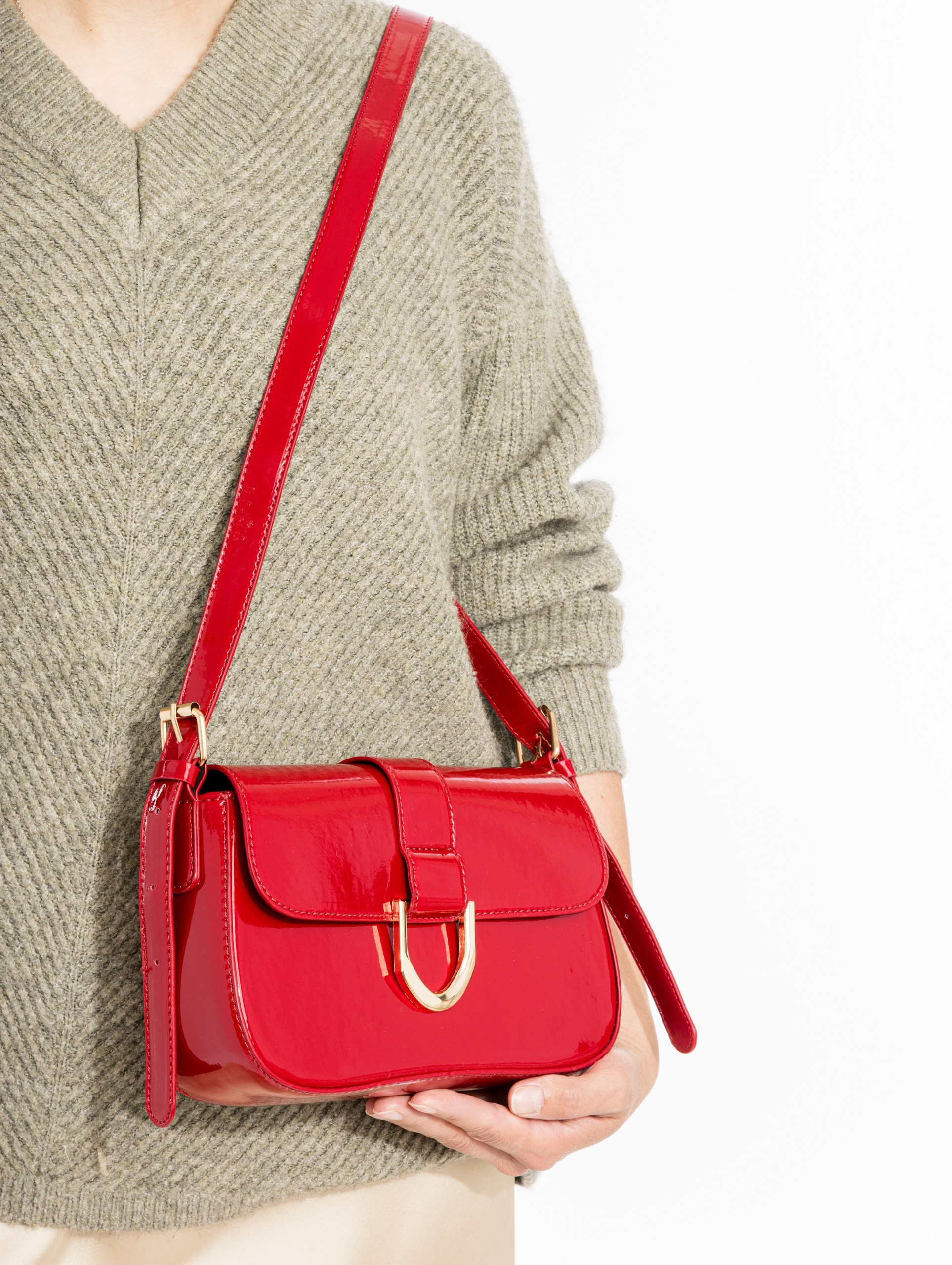 Съемка сумок с моделью для сайтов, маркетплейсов, WB, Ozon, Яндекс Маркет и др. Студия коммерческой съемки ХВОЯ