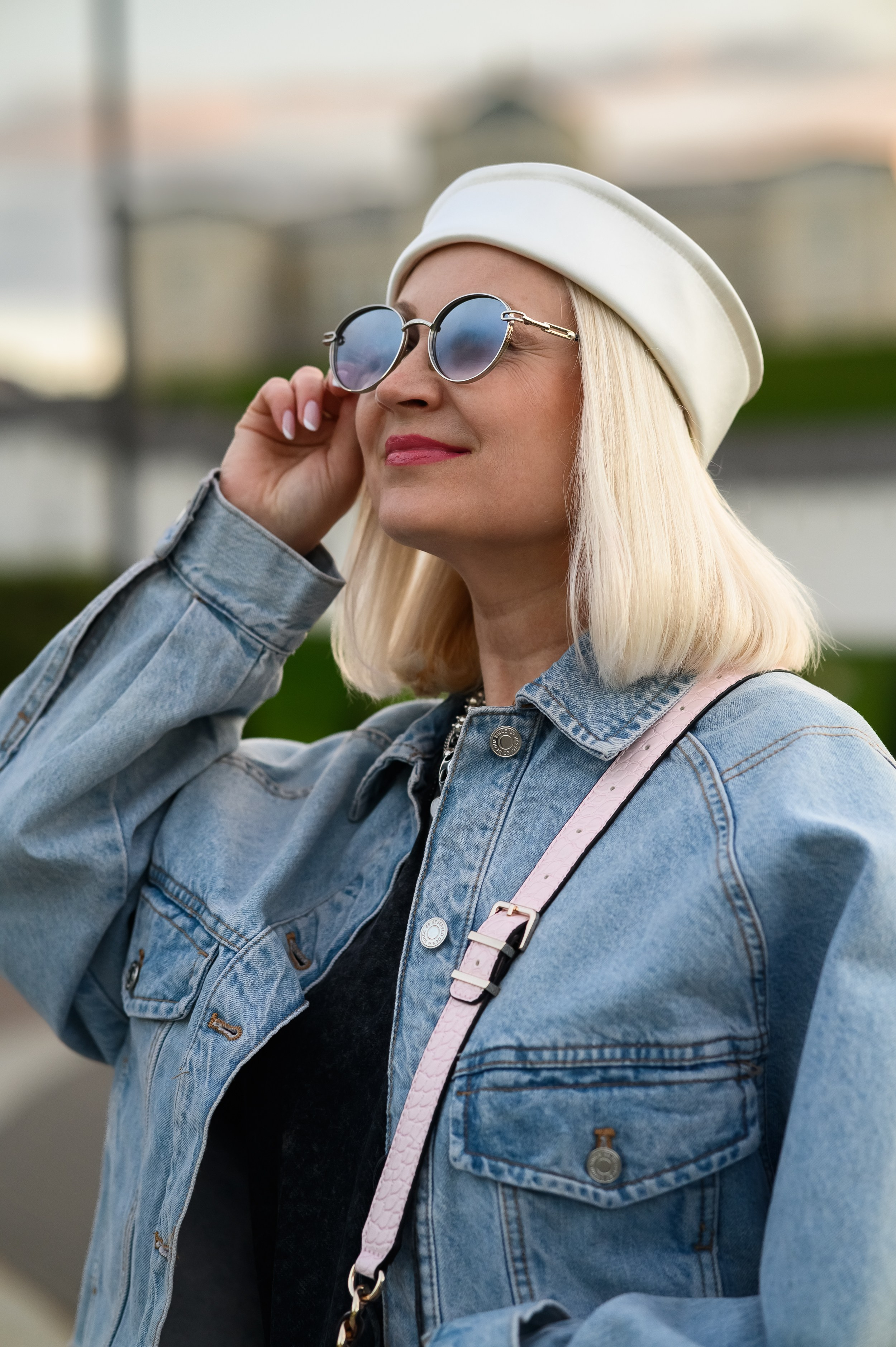 Туристическая прогулочная фотосессия сестер в Казанском кремле