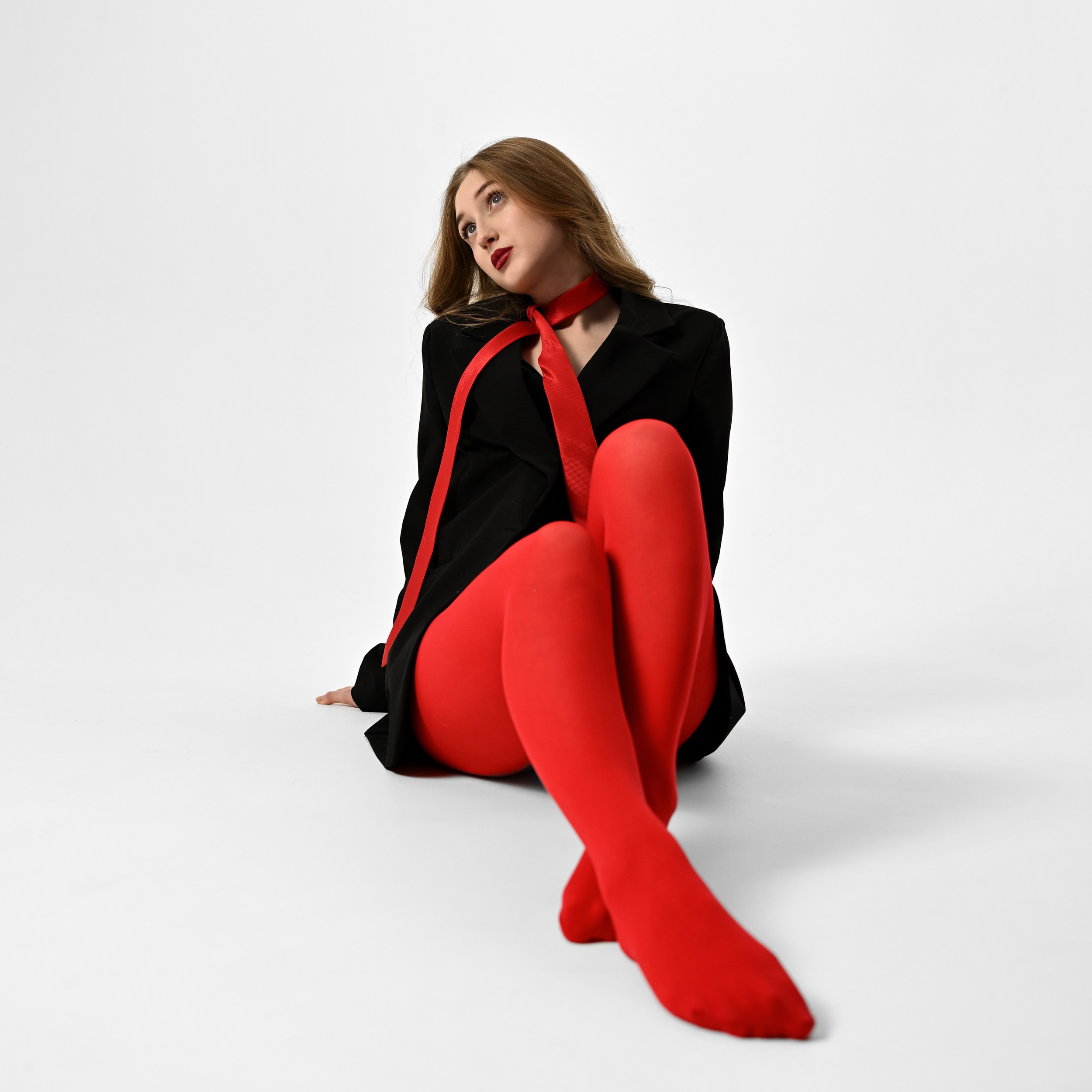 Минималистичная студийная фотосессия в красном образе