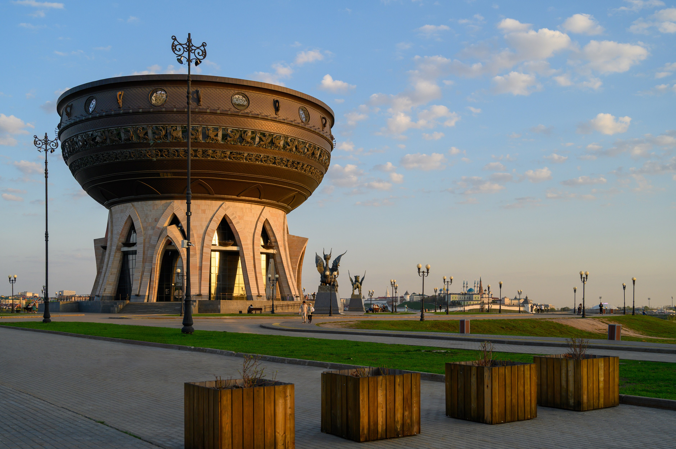 Чаша с видом на городской пейзаж