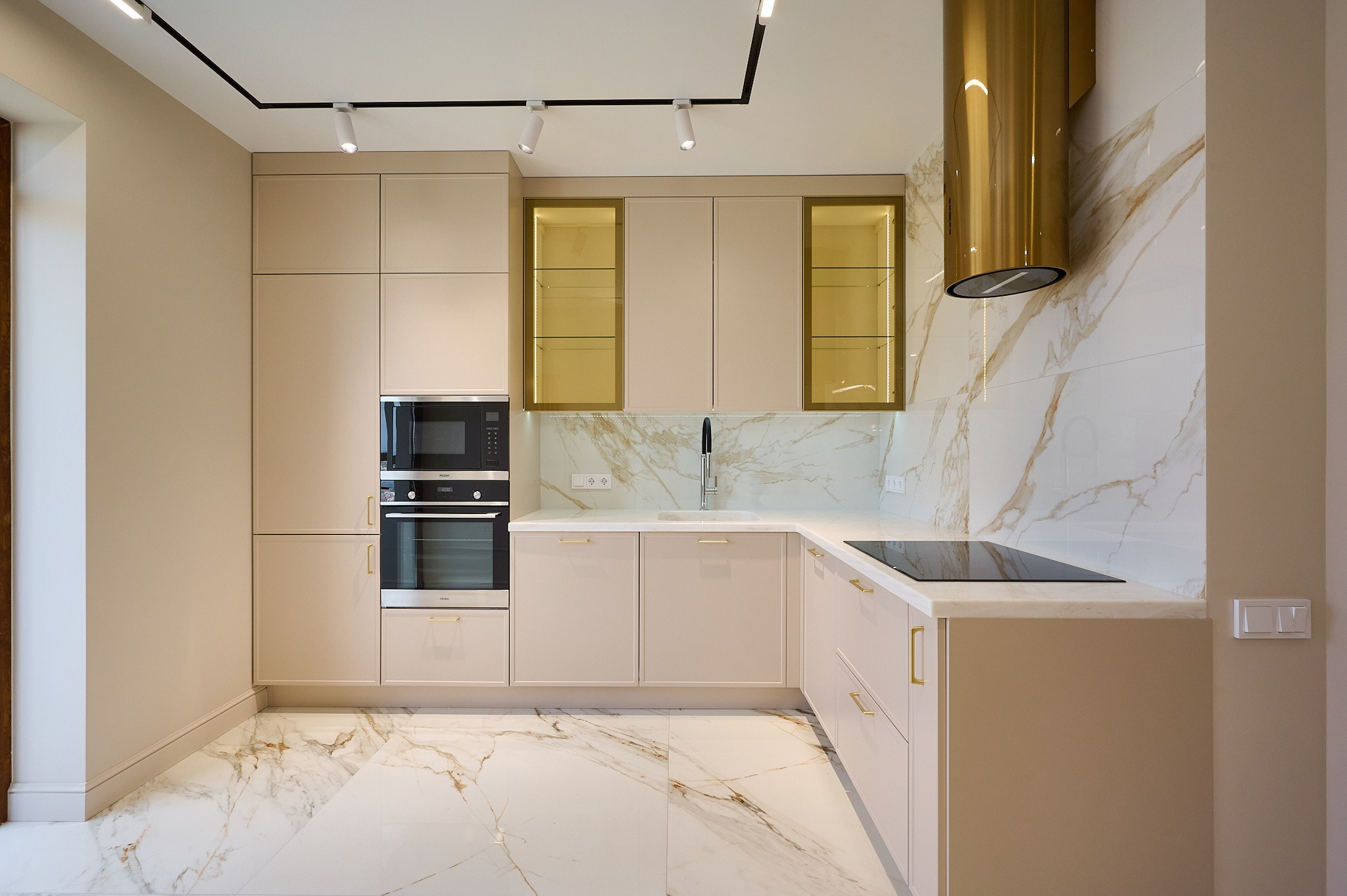 кухня светлые плиты бежевые ящики и полки 