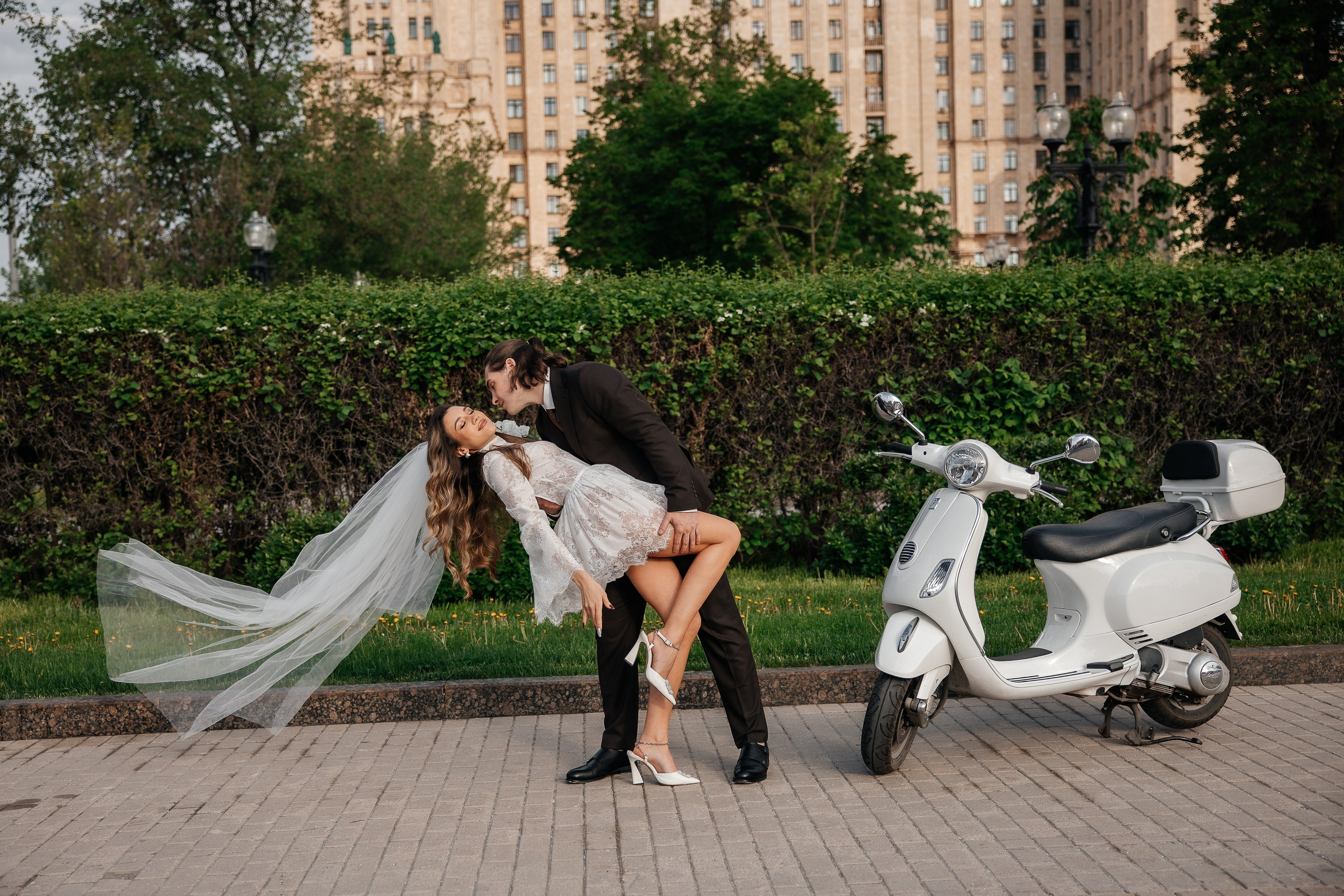 Свадебная прогулка у высотки на Кудринской площади. Свадебный и семейный фотограф в Москве Красинская Мария