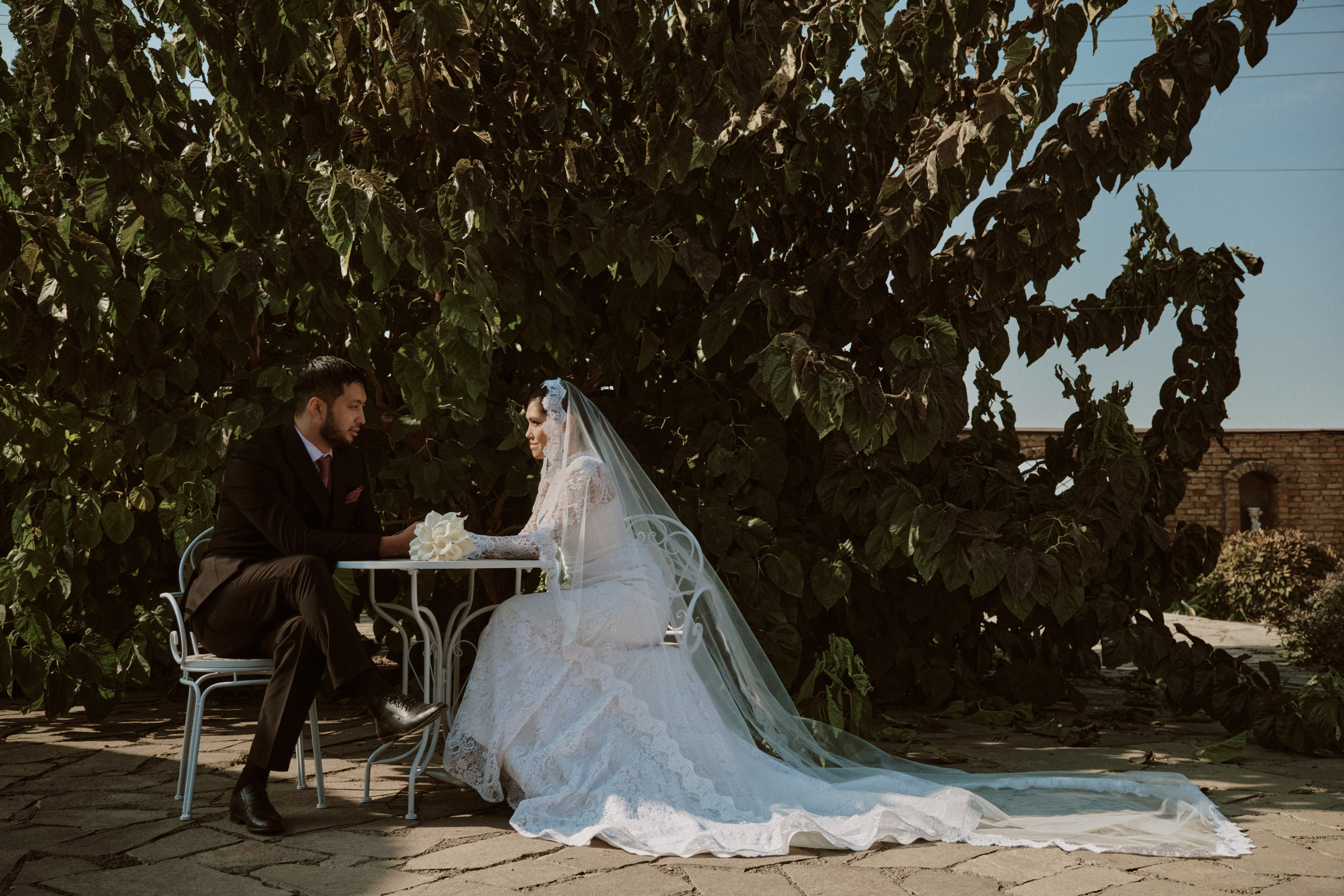 Садовая рапсодия свадебная фото прогулка в городе Алматы. Видеограф и Фотограф в Алматы и Астана