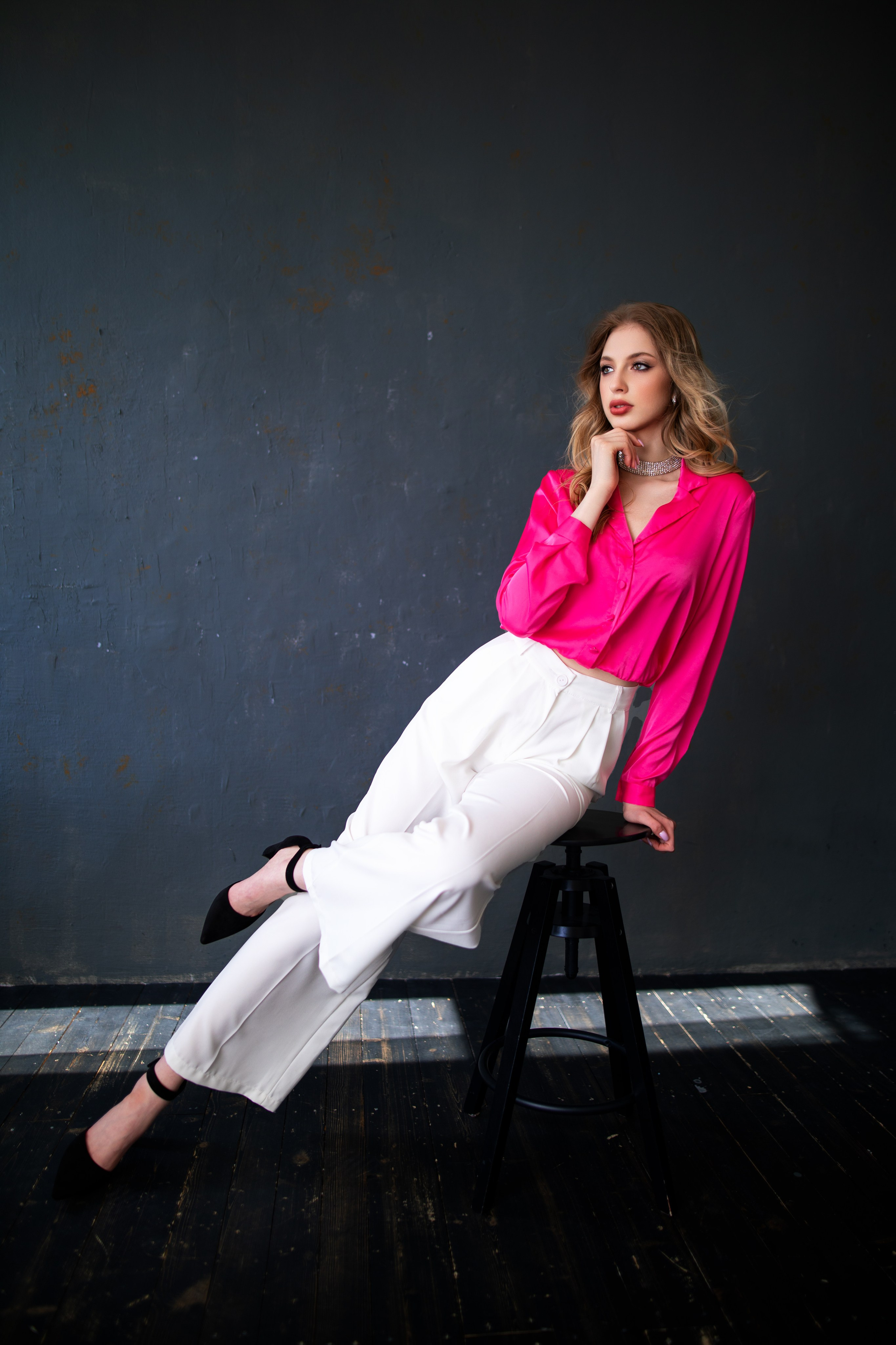 Съемка с Ксенией в студии с минимальным интерьером в формате для «себя»