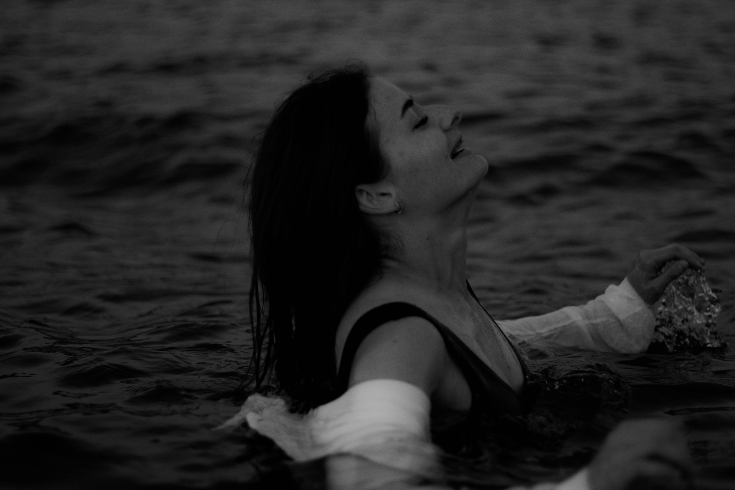 «Невесомость волн: девушка и море». Уличный фотограф Города N