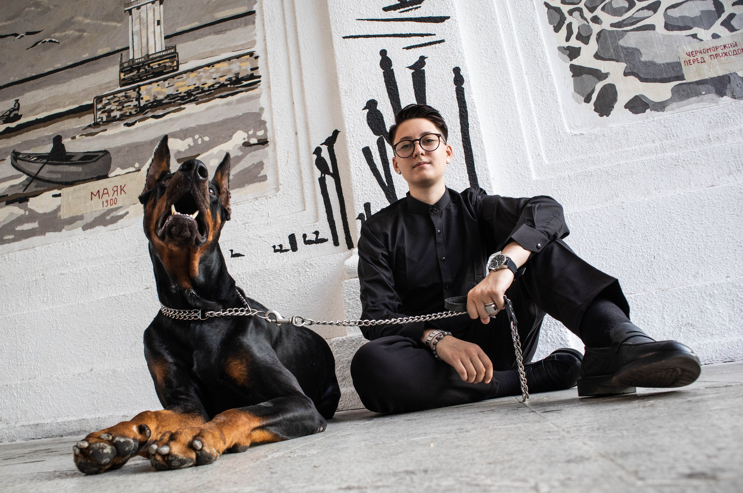 «Жизнь в ритме шага: пара с доберманом». Уличный фотограф Города N