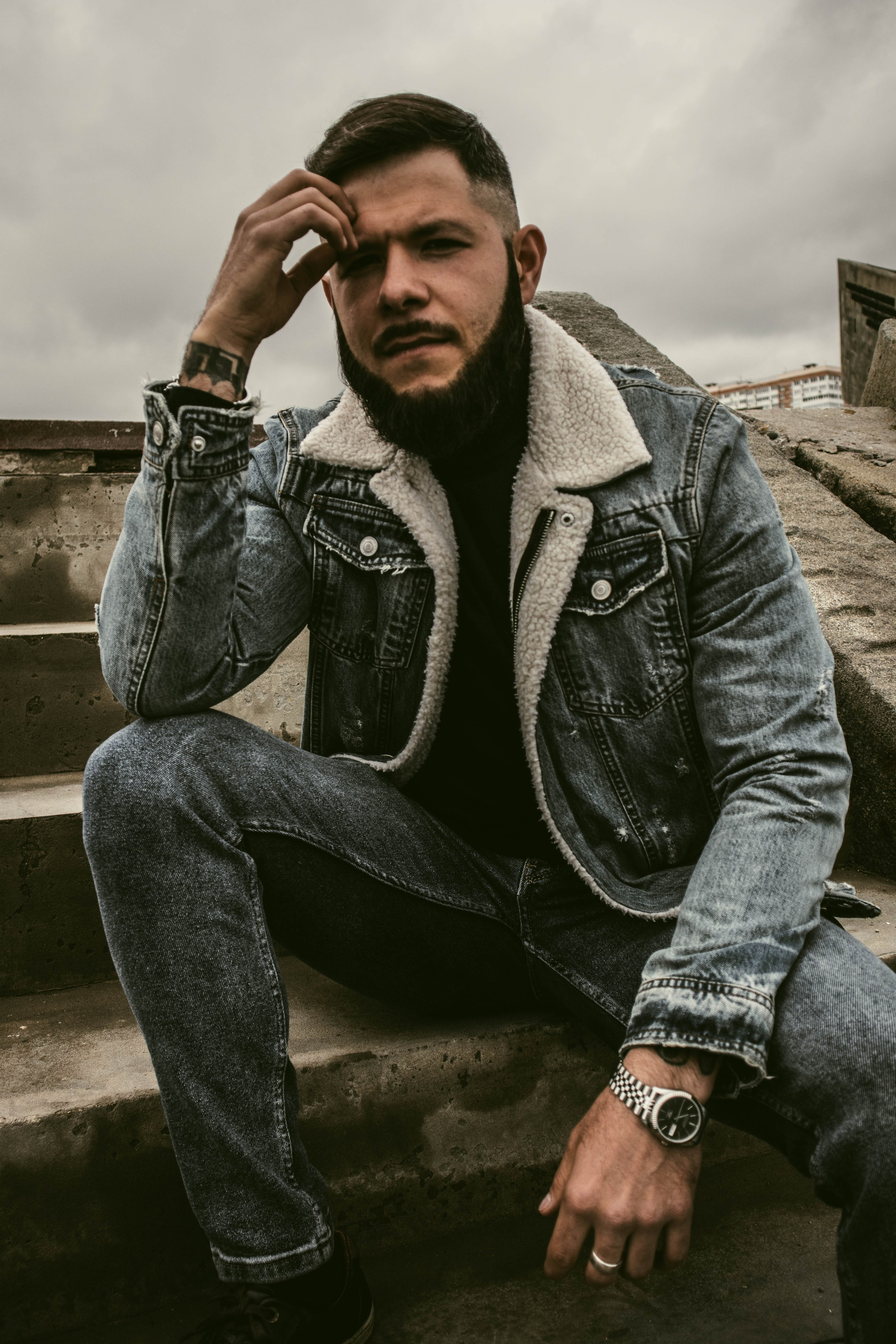 О. Уличный фотограф Города N